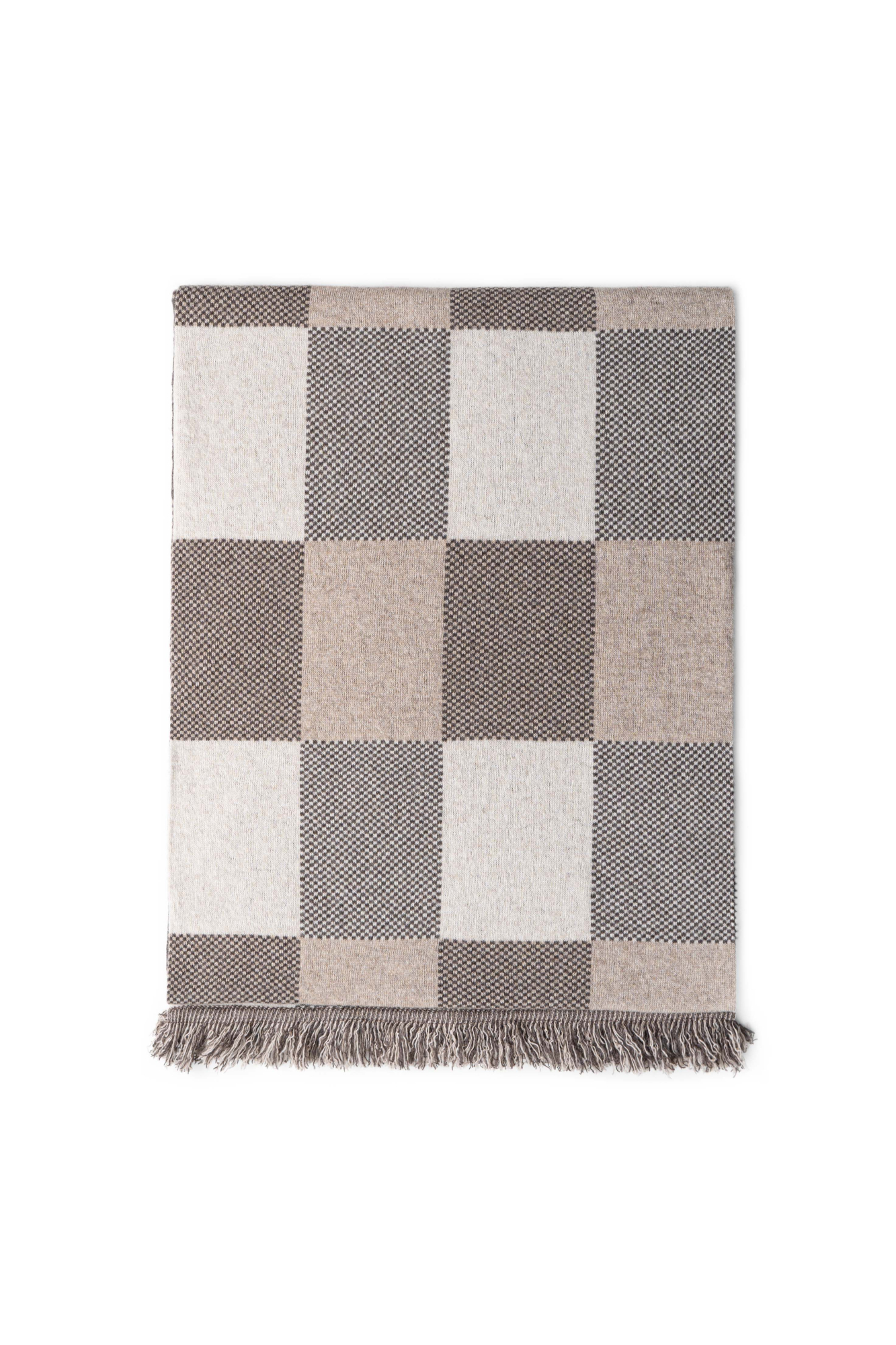 Трикотажный палантин из кашемира. Модель в клетку с бахромой по краям.