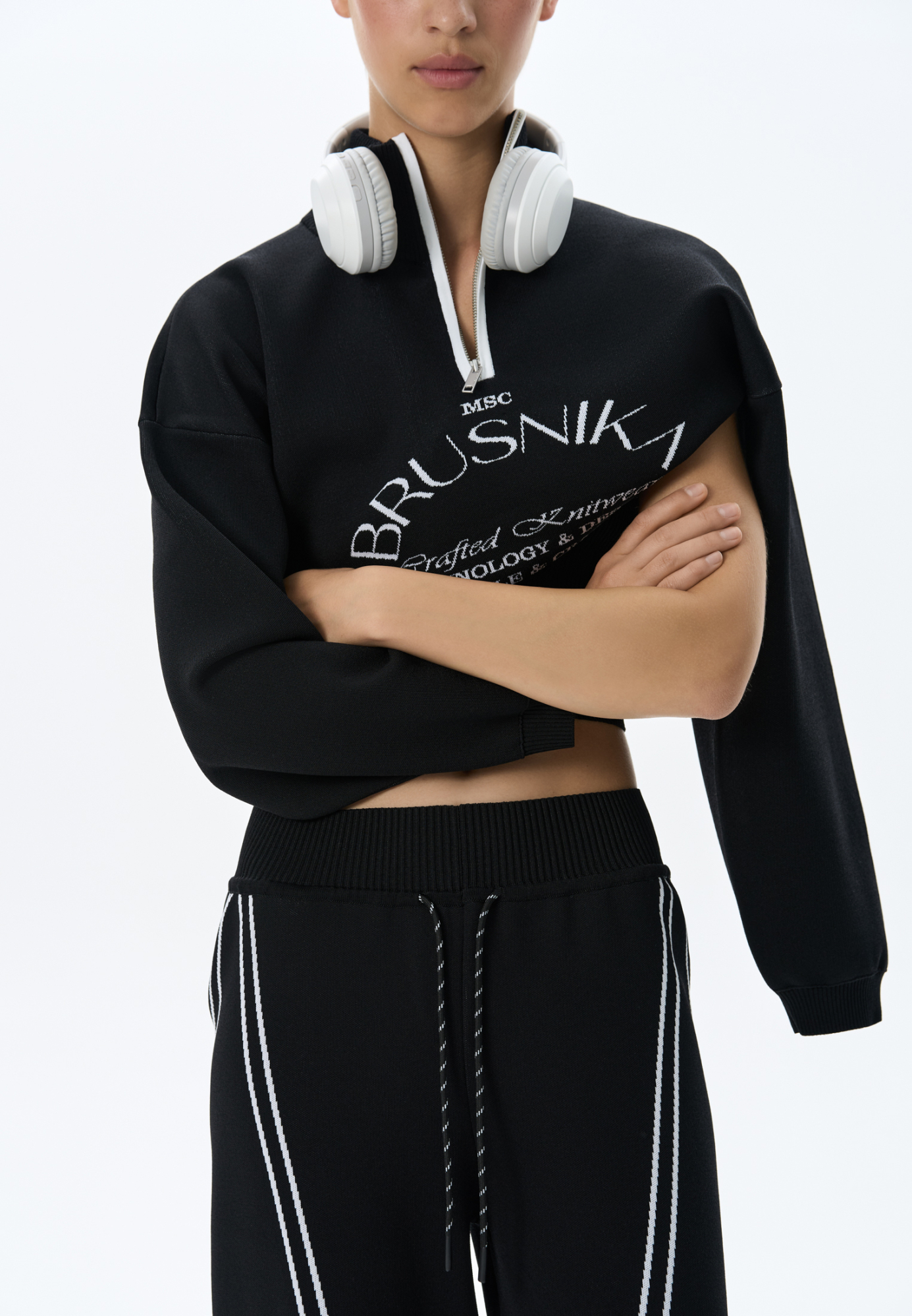 Принтованный джемпер из вискозы. Модель свободного силуэта со спущенной линией плеча и воротником-стойкой, застегивающимся на молнию. Манжеты и низ изделия выполнены в рубчик.