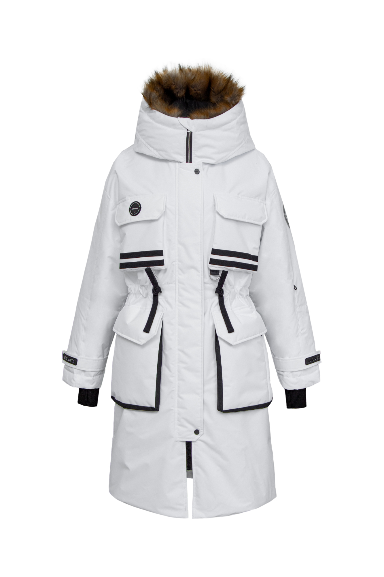 Удлиненная куртка на молнии с капюшоном из экомеха, наполнитель пух-перо, внутренняя кулиска на талии, накладные карманы спереди, фиксаторами на манжетах. Хороший показатель водонепроницаемости, выдержит слабый дождь и мокрый снег.