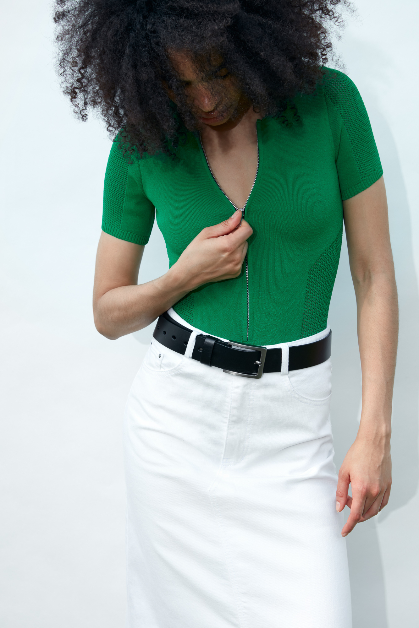 Трикотажное боди из вискозы. Модель с короткими рукавами, застежкой на молнию спереди и вырезом на спине. При изготовлении изделия используется комбинированная вязка: гладью в мелкий рубчик и сетку. Застежка на бельевые крючки.