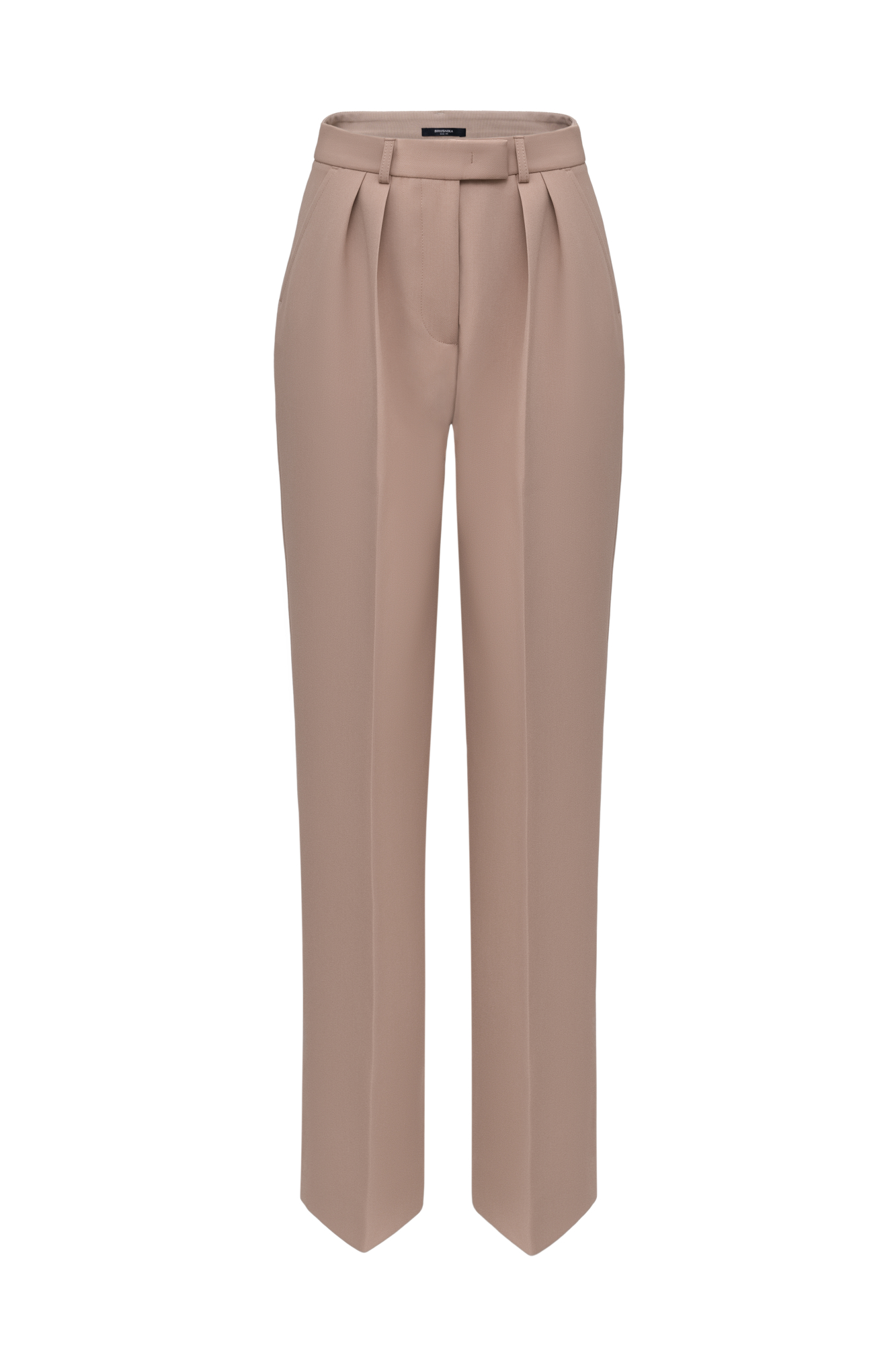 Брюки-бананы выполненные из поливискозы. Модель со средней посадкой, защипами на талии, шлевками на поясе для ремня и боковыми карманами. Застежка на молнию, крючок и внутреннюю пуговицу.