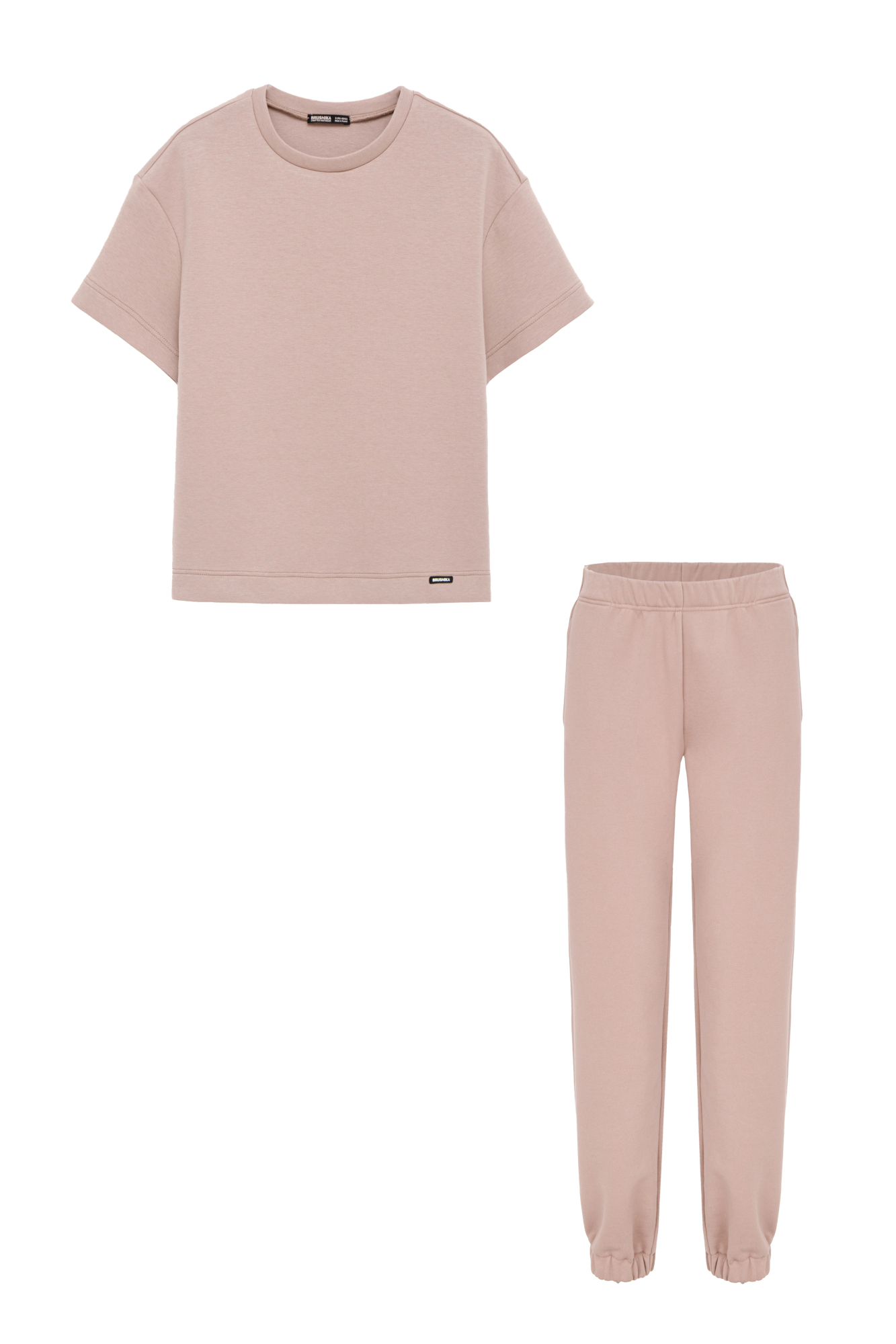Футерный костюм из хлопка, состоящий из футболки и брюк. Футболка свободного кроя, с короткими рукавами и круглым вырезом горловины. Брюки прямого кроя, с эластичным поясом на резинке, манжеты штатин также выполнены на резинке.