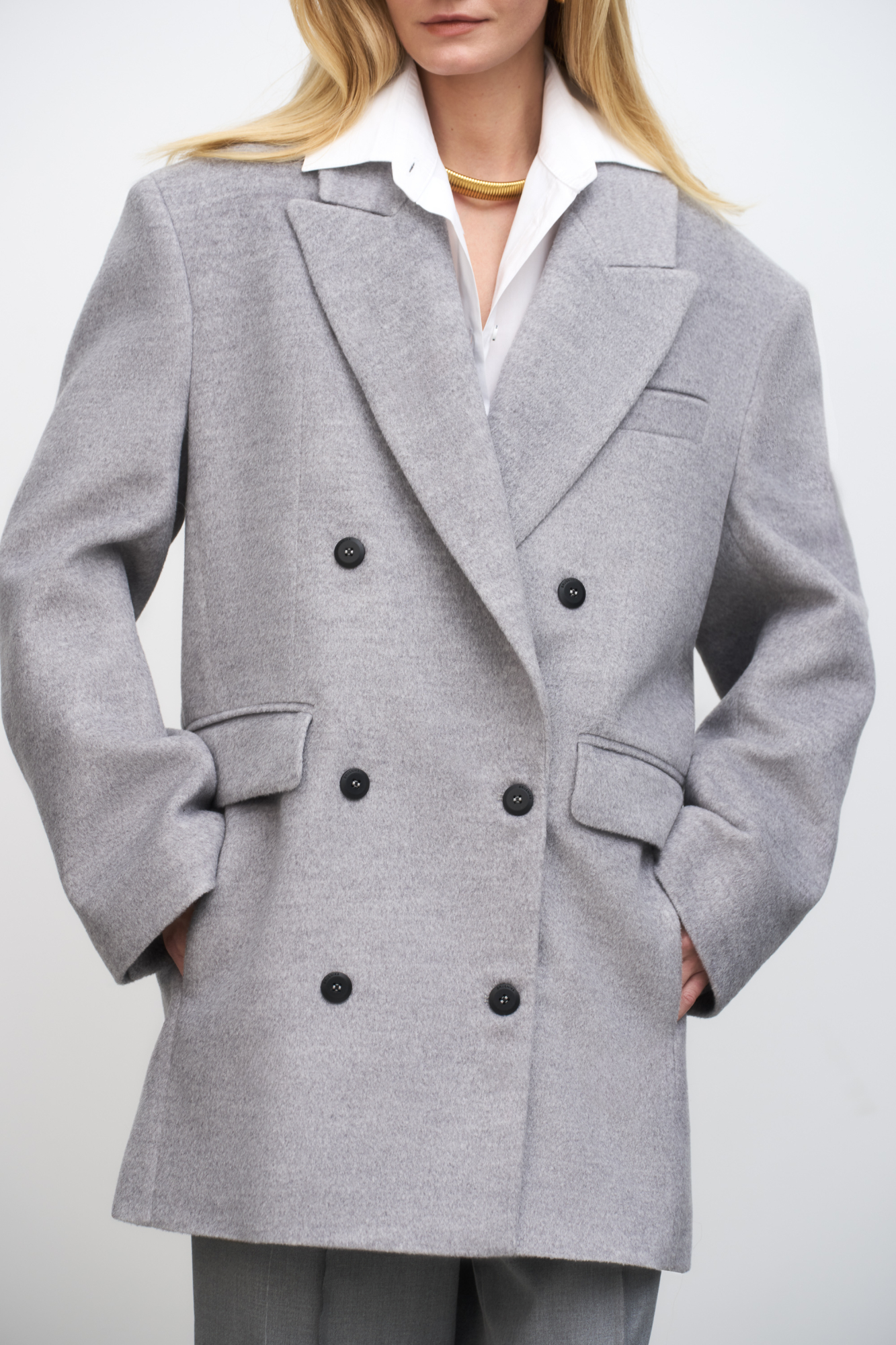 Двубортный жакет-пальто из шерсти. Модель прямого кроя с широкими лацканами и боковыми карманами с клапанами. Изделие выполнено на подкладке. Брендированный ярлык на спине.