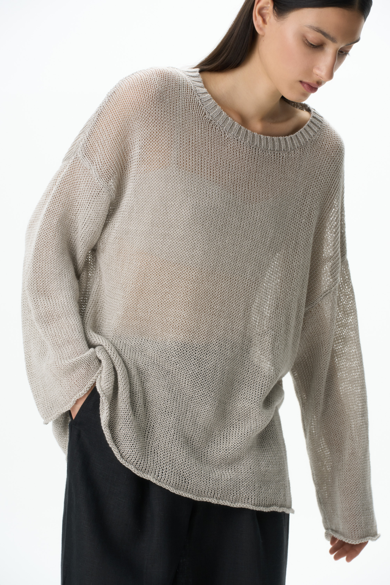 Полупрозрачный джемпер из 100% льна. Модель свободного силуэта со спущенной линией плеча и круглым вырезом горловины.