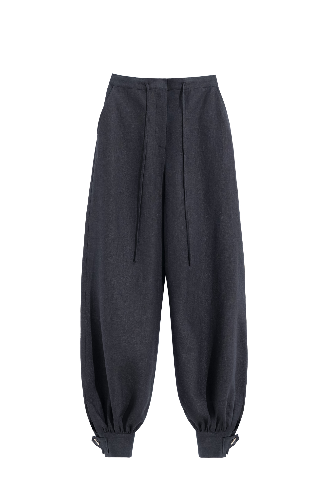 Брюки-аладдины из 100% льна. Модель свободного силуэта с манжетами, декорированными пуговицами. Пояс дополнен кулиской. Застежка на скрытую пуговицу и молнию.