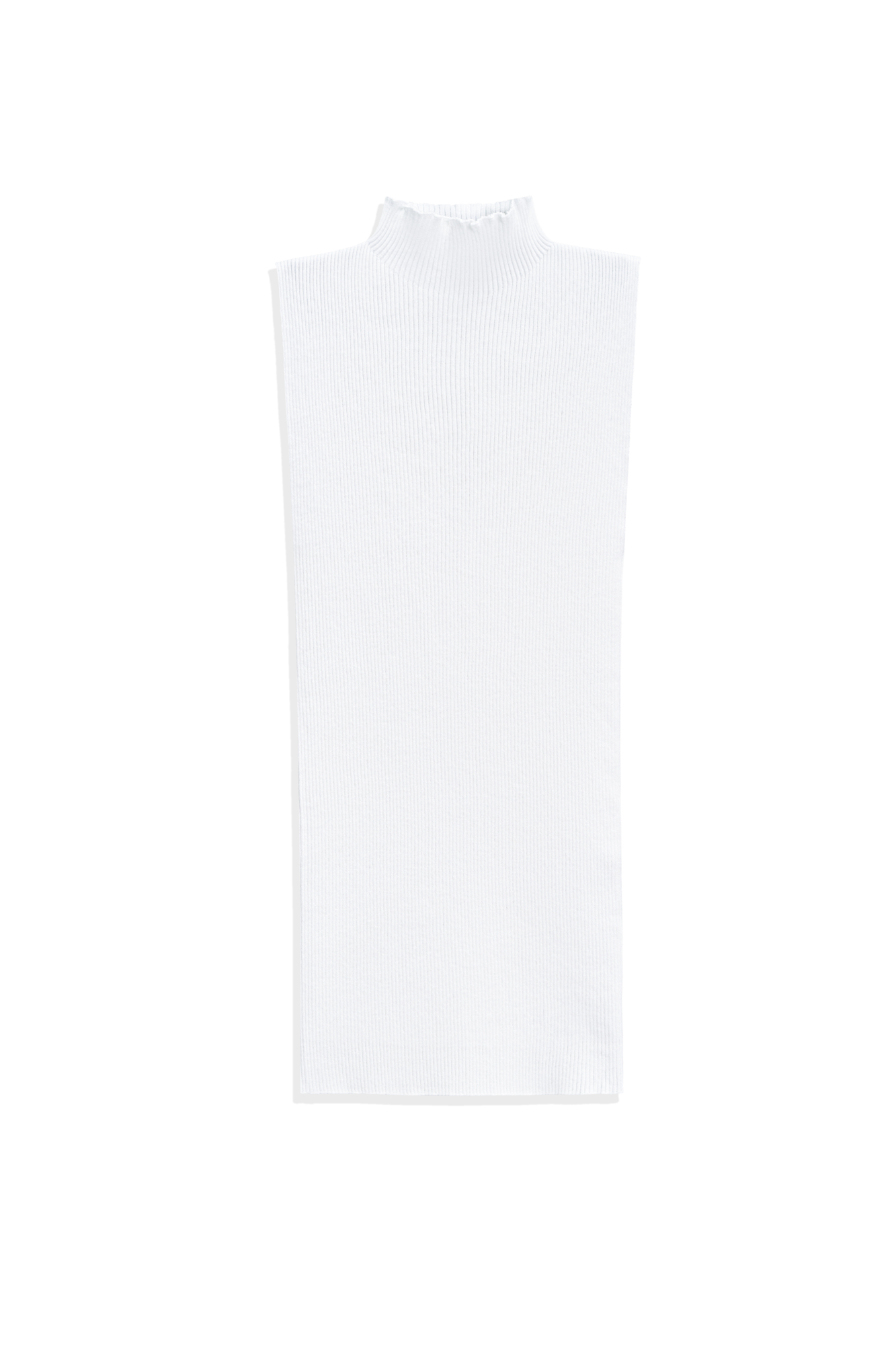 Трикотажный топ из вискозы. Модель приталенного силуэта, без рукавов и невысоким воротником-стойкой.