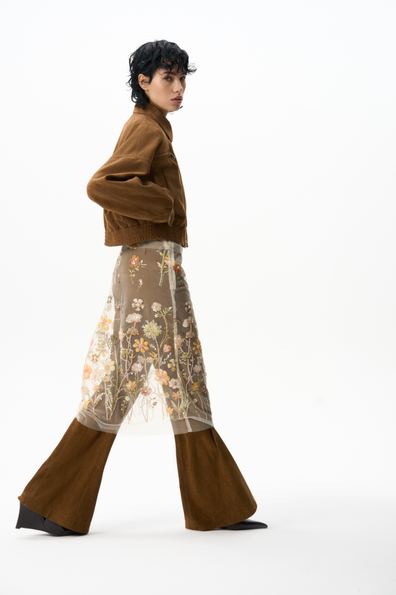 Юбка длины миди с цветочным орнаментом, вышитым пайетками и бисером. Модель без подкладки. Застежка на молнию сбоку.