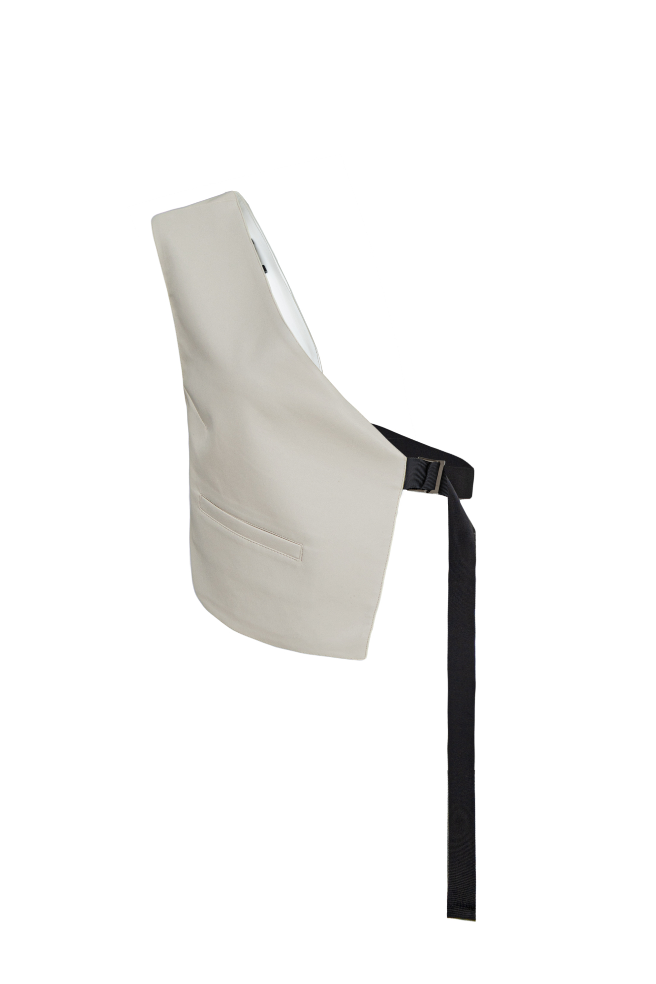 Жилет из экокожи используется как аксессуар, предпочтительно с рубашками. Фиксируется эластичным ремнем