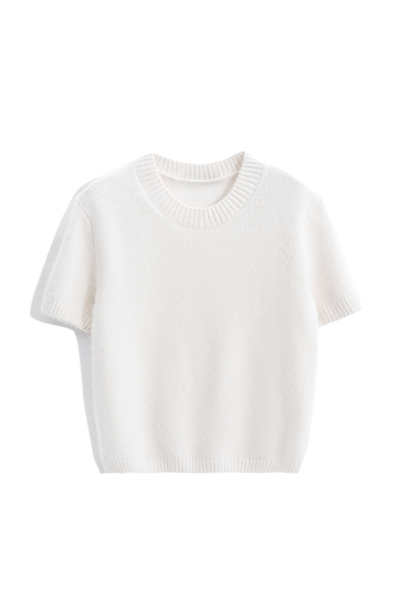 Трикотажная футболка из пуха лисы. Модель свободного силуэта, с коротким рукавом и круглым вырезом горловины. Края изделия выполнены в рубчик. Дополнить образ можно юбкой.