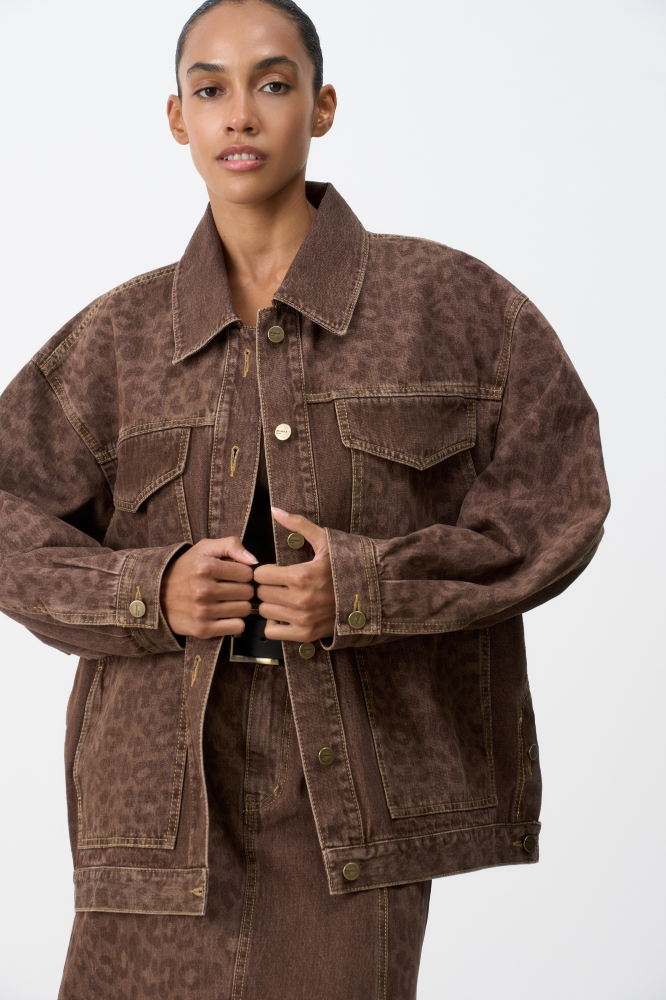 Джинсовый жакет из 100% хлопка с анималистичным принтом. Модель свободного силуэта со спущенной линией плеча. Застежка на металлические пуговицы. Пояс в комплекте. Дополнить образ можно юбкой в таком же стиле.