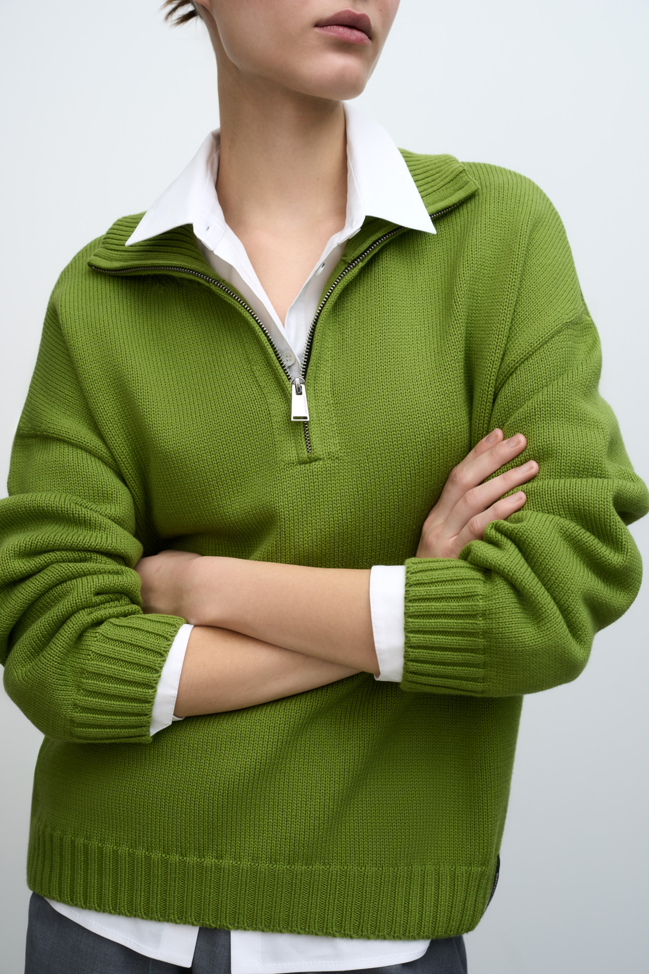 Трикотажный джемпер из 100% хлопка с воротником-стойкой. Модель свободного силуэта со спущенной линией плеча. Застежка на молнию.Манжеты и низ изделия выполнены в рубчик.
