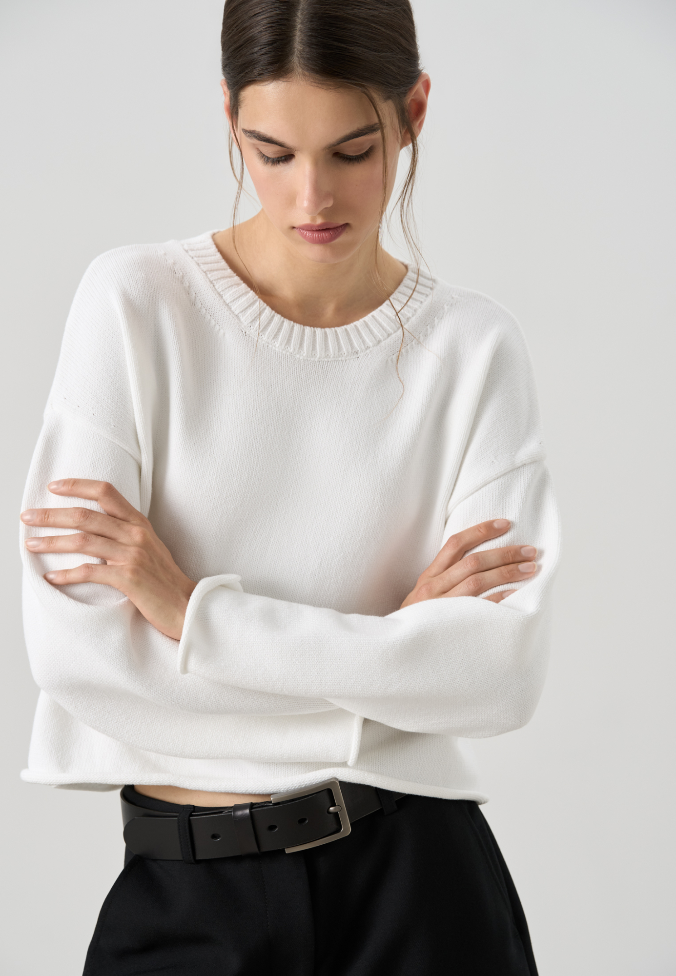 Трикотажный джемпер из хлопка с добавлением эластана. Модель свободного силуэта о спущенной линией плеч и круглым вырезом горловины. Изделие декорировано валиками по низу и на манжетах рукавов.