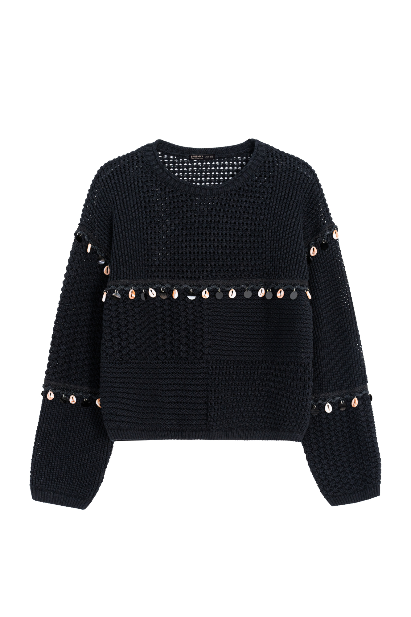 Трикотажный джемпер из хлопка, декорированный тесьмой с крупными бусинами. Модель свободного силуэта со спущенной линией плеча. Дополнить образ можно юбкой в таком же стиле.