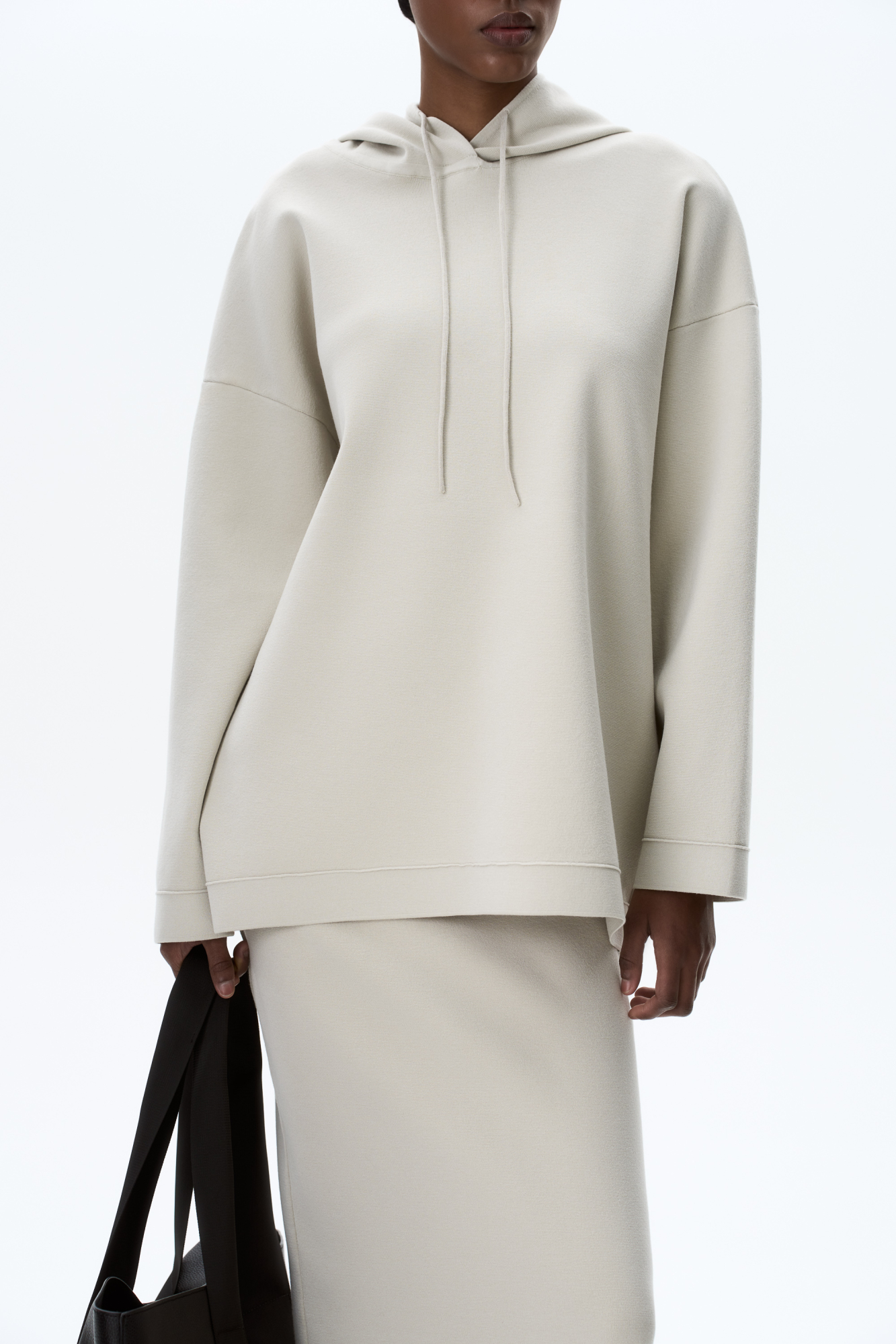 Трикотажное худи из мягкой вискозы. Модель свободного силуэта с капюшоном на кулиске и спущенной линией плеч.