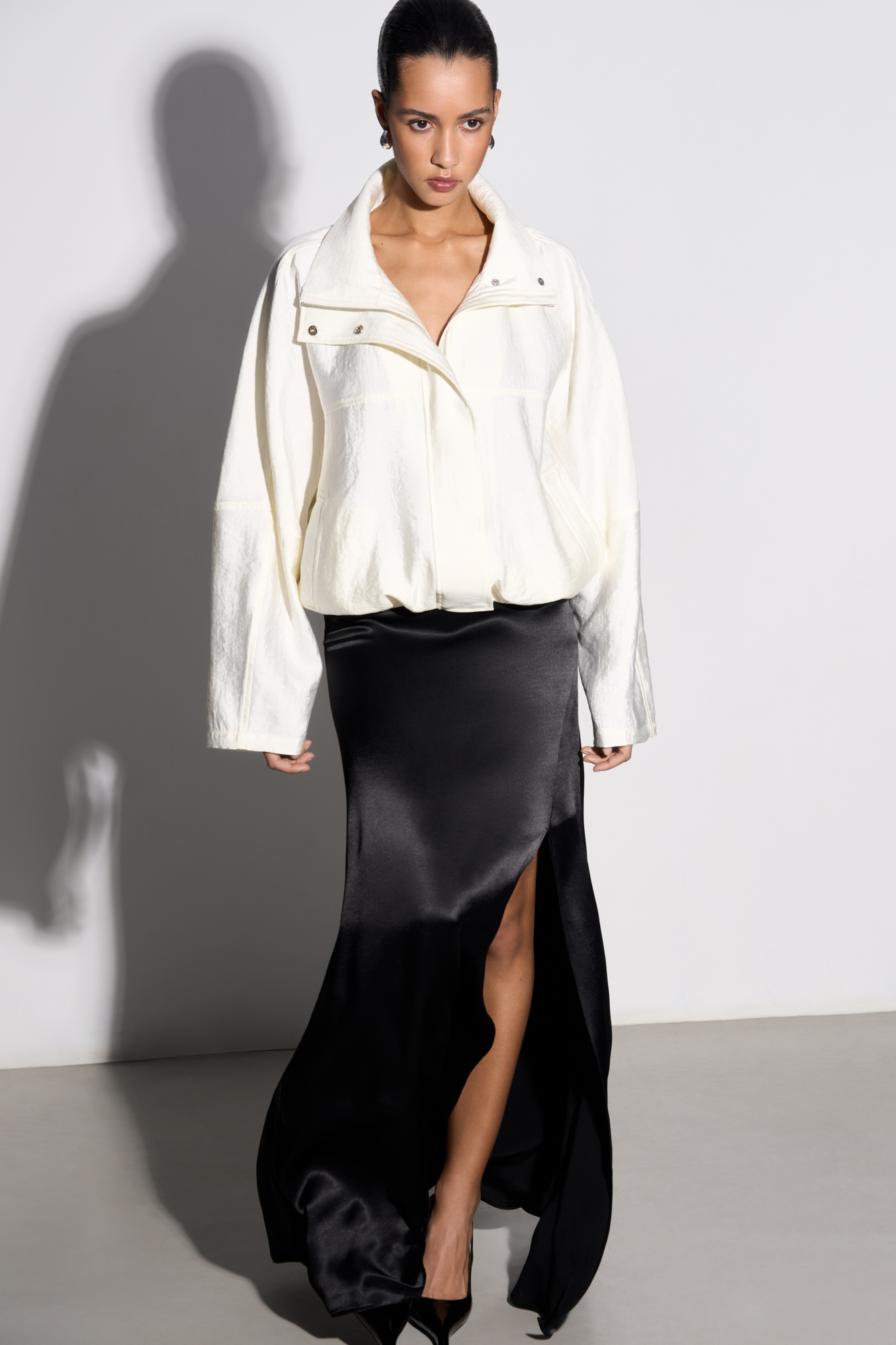 Атласная юбка длины макси из 100% вискозы с разрезом и застежкой на молнию.