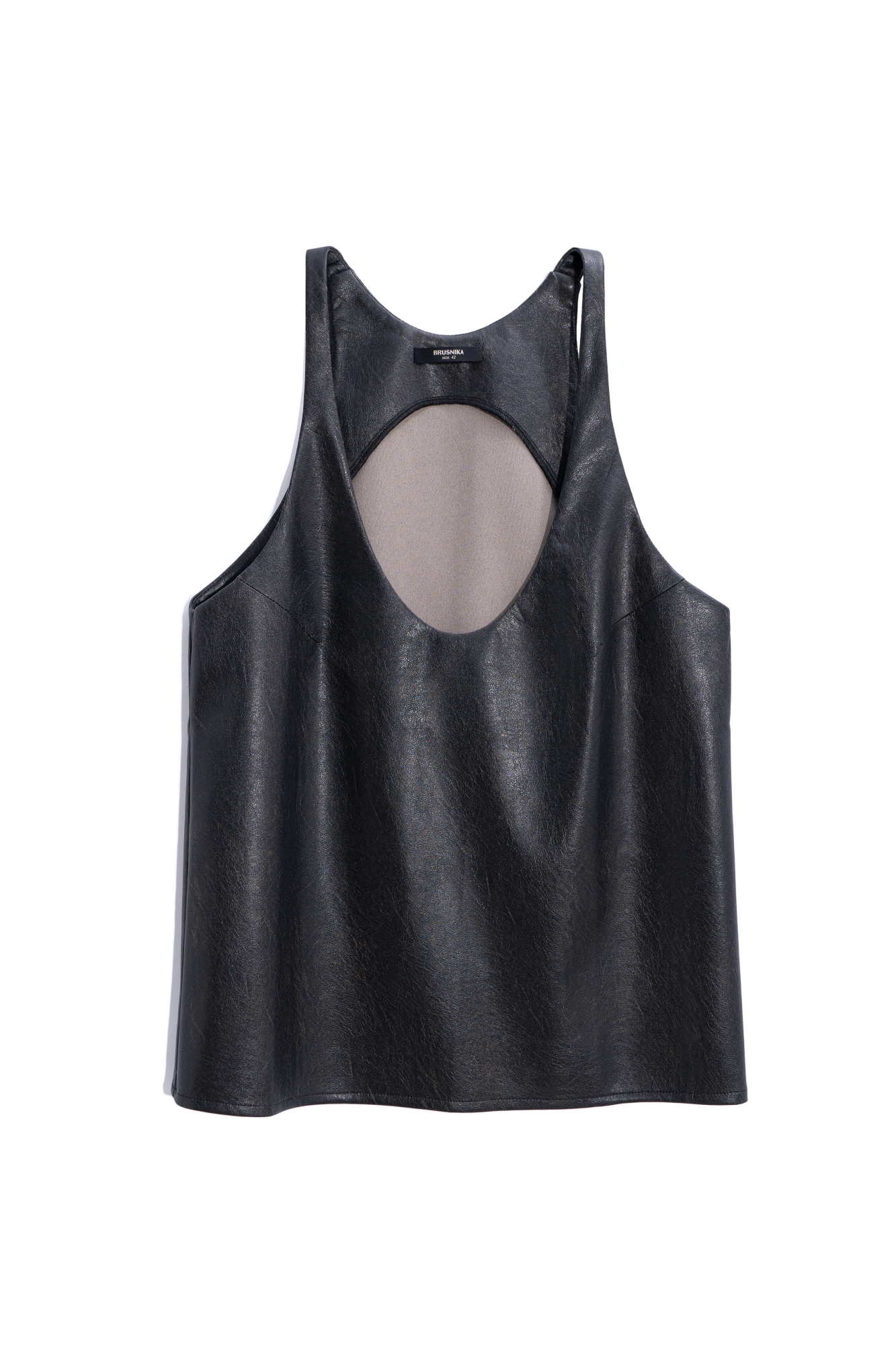 Топ из текстурной экокожи. Модель свободного силуэта на тонких бретельках и глубоким вырезом декольте.