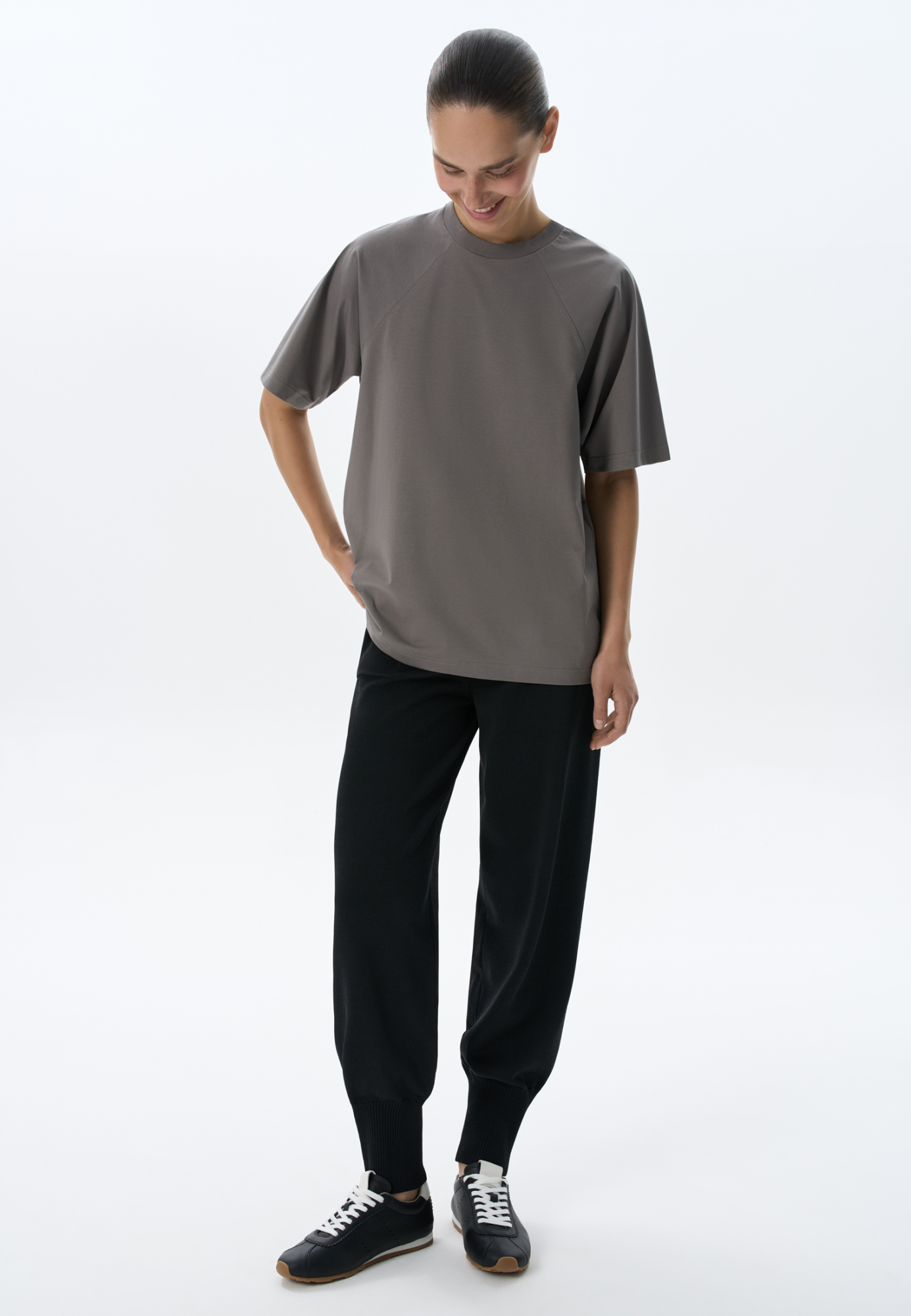 Футболка из хлопка с добавлением сорона. Модель прямого кроя, с круглым вырезом горловины и рукавом реглан.