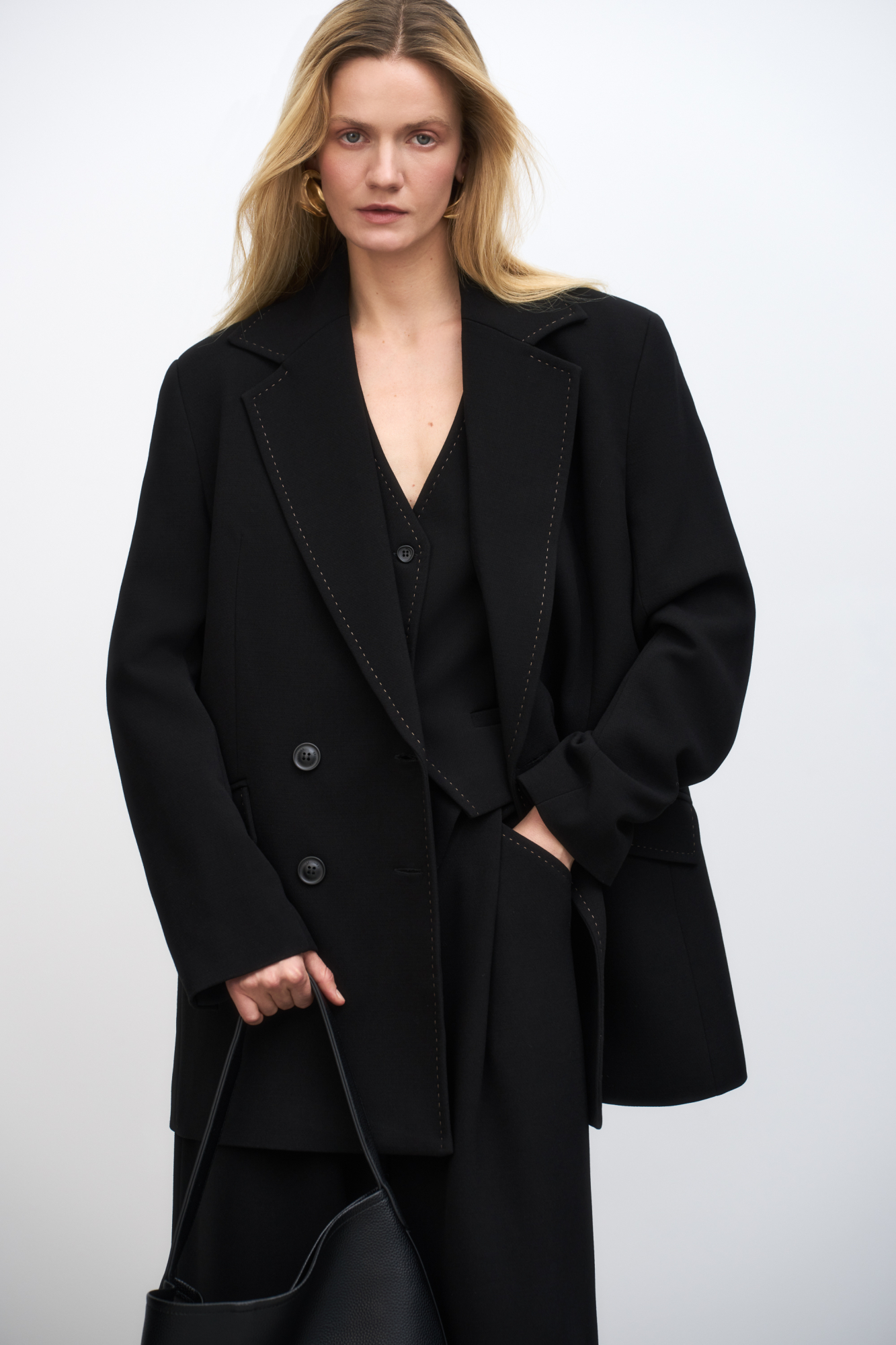 Приталенный двубортный жакет из вискозы с отстрочой и боковыми карманами. Дополнить образ можно брюками и жилетом.