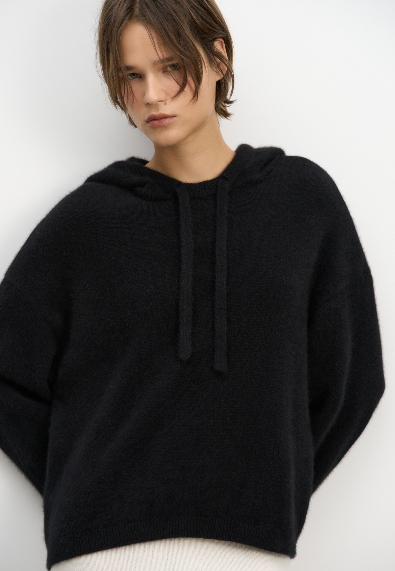 Трикотажное худи из пуха лисы. Модель свободного силуэта с капюшоном и спущенной линией плеча.