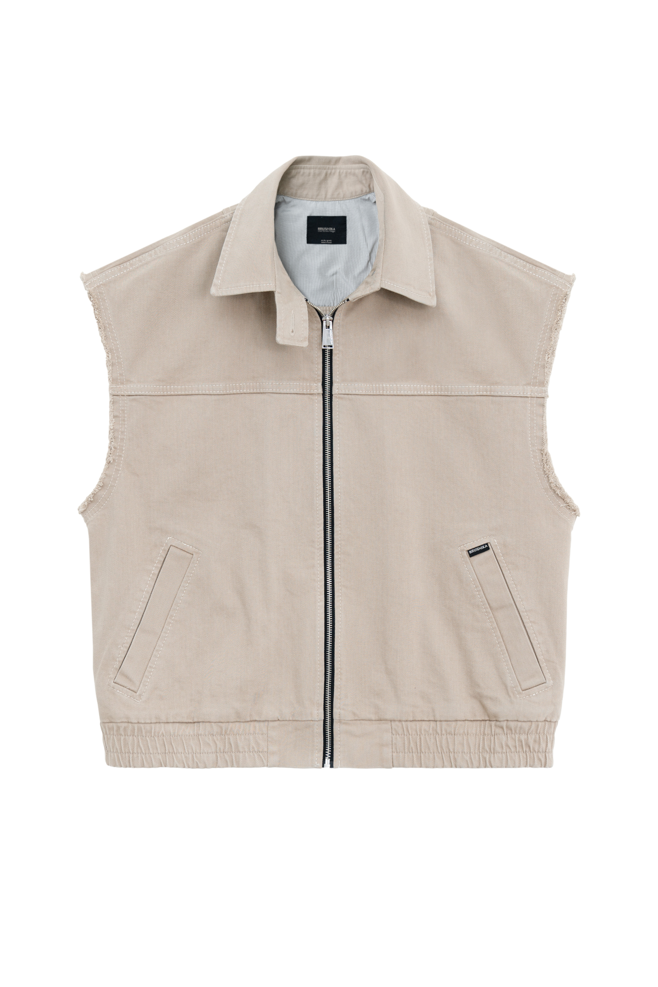 Жилет из денима с необработанными краями. Модель свободного силуэта с боковыми карманами и брендированным ярлыком. Застежка на молнию. Дополнить образ можно джинсами в таком же стиле.