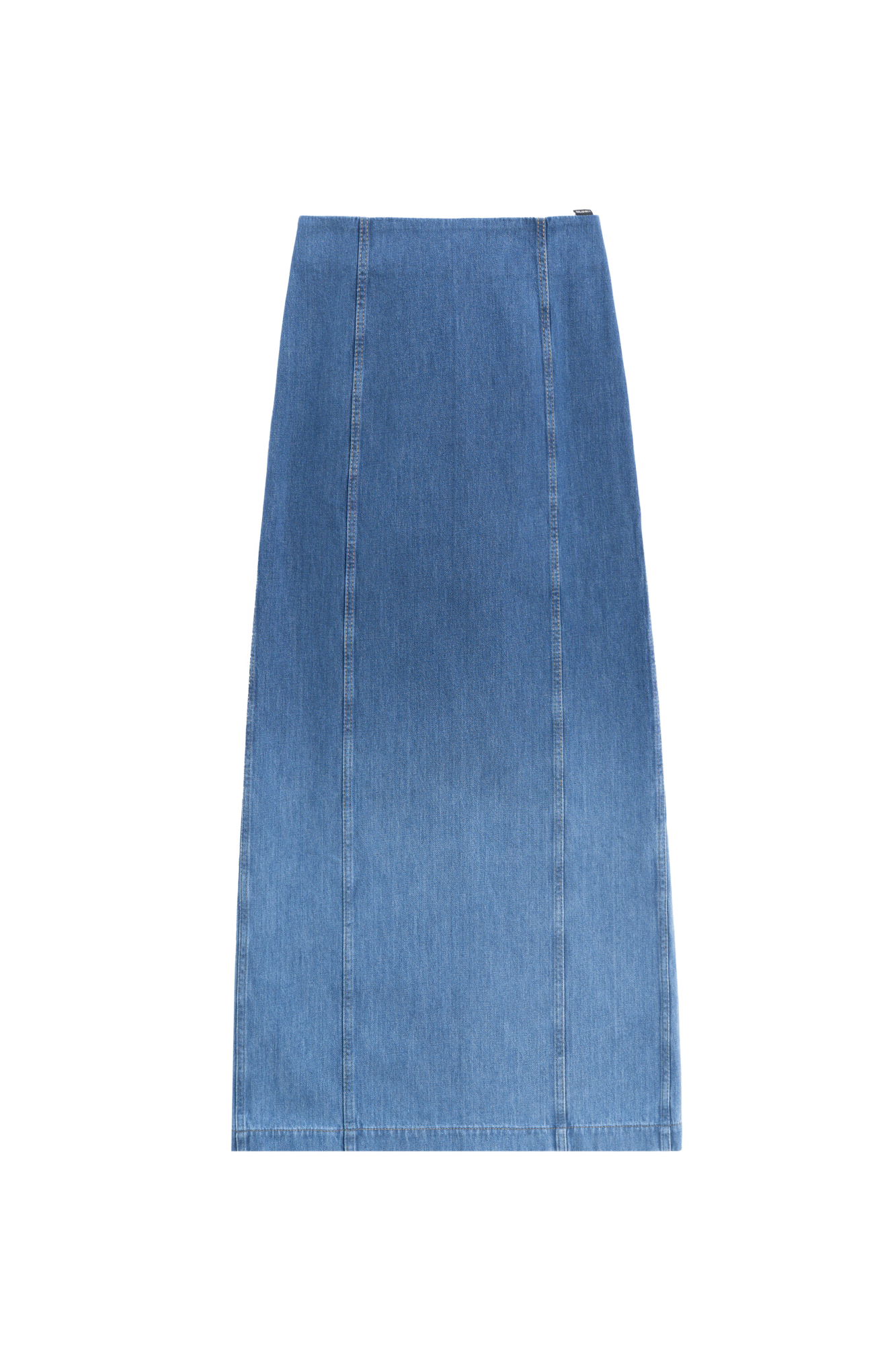 Джинсовая юбка-карандаш длины макси из 100% хлопка. Модель приталенного силуэта, с объемными вертикальными швами, клиновидным разрезом и застежкой на молнию сзади. Цвет полотна изделия сменяется с темного на светлый, создавая градиент. Дополнить образ можно топом. 