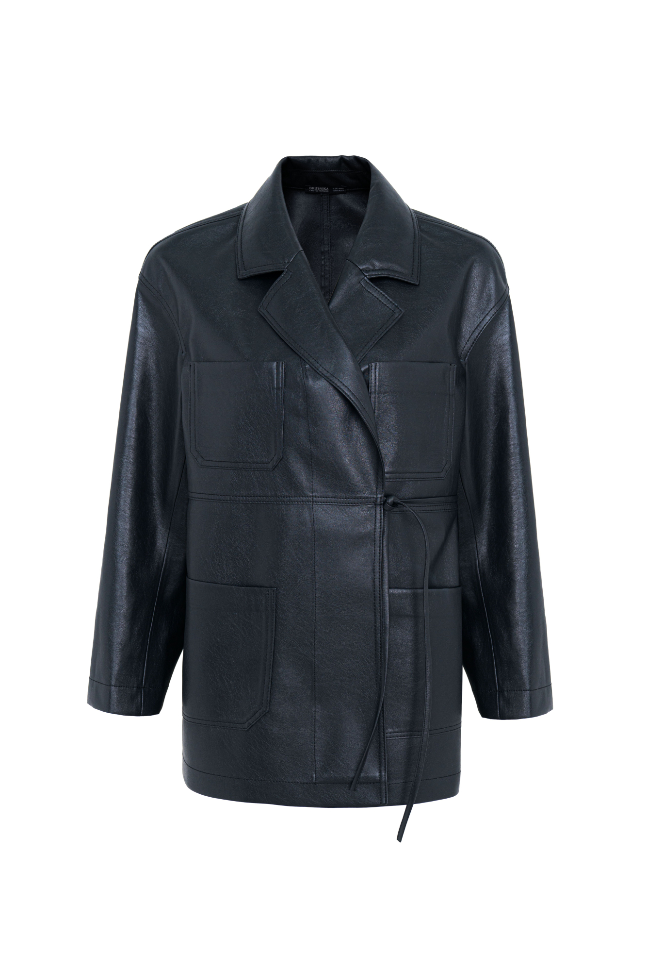 Жакет из двусторонней экокожи. Модель на запах с накладными карманами на груди и спущенной линией плеча.