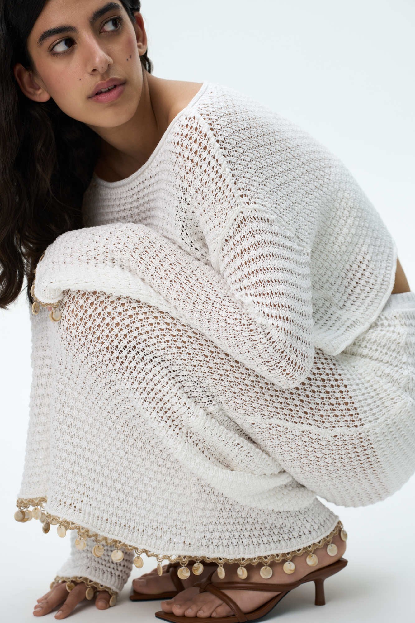 Трикотажная юбка длины макси на эластичном поясе с кулиской. Модель декорирована тесьмой с крупными бусинами. Дополнить образ можно джемпером в таком же стиле.&nbsp;&nbsp;