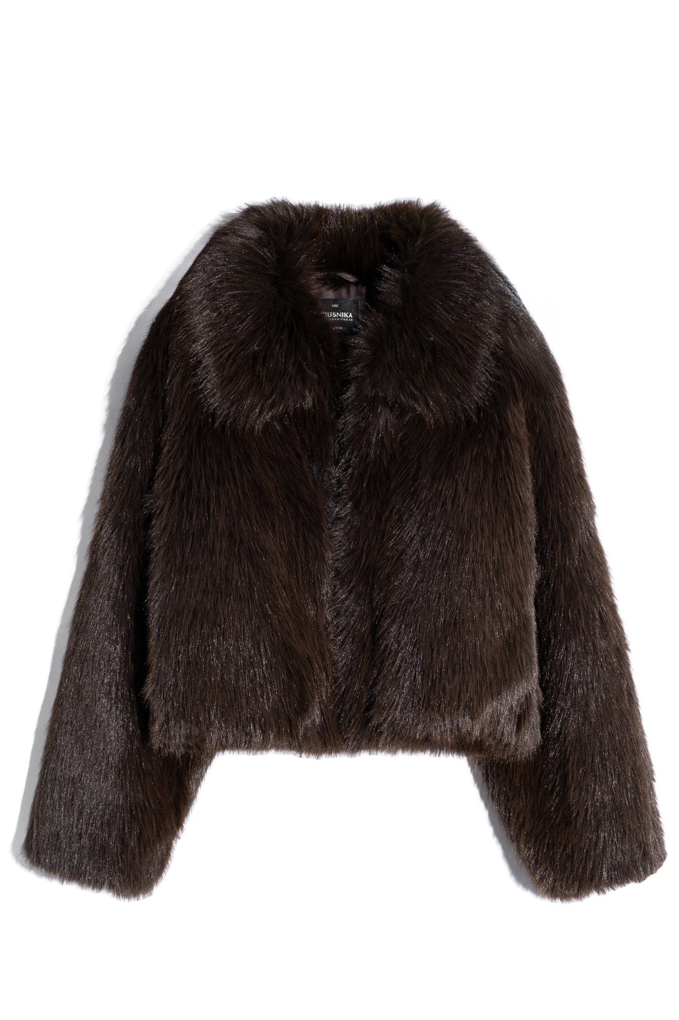 Короткая шуба из экомеха. Модель прямого кроя с отложным воротником и врезными карманами. Застежка на четыре скрытых шубных крючка. Низ изделия выполнен на кулиске.