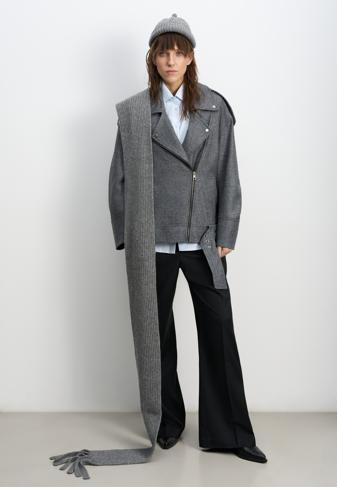 Трикотажный шарф в рубчик. Модель с бахромой и брендированным ярлыком.