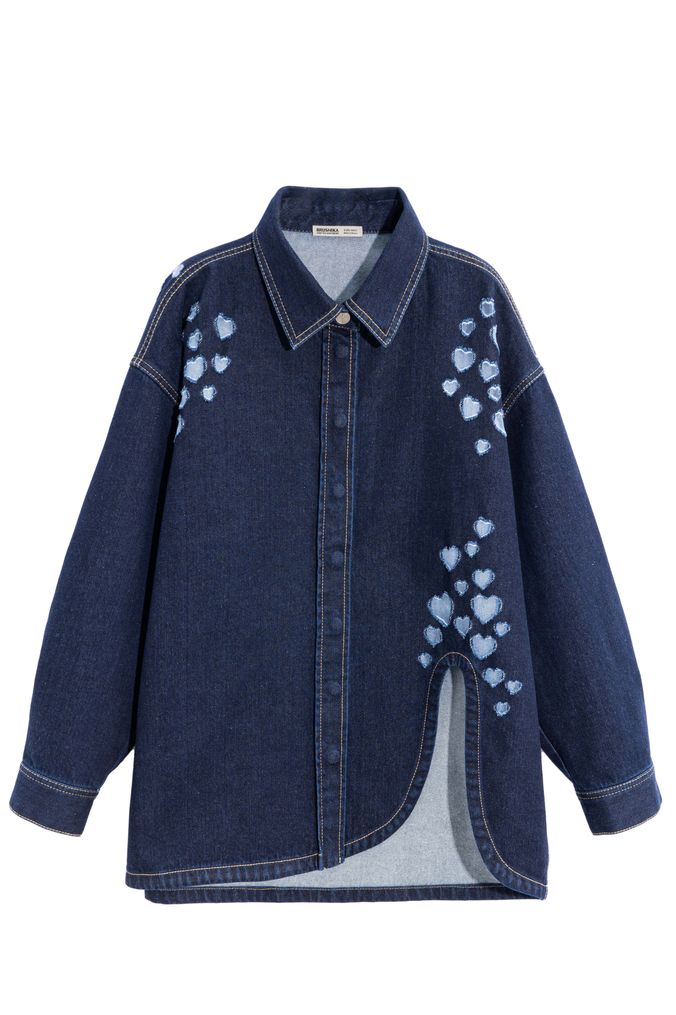 Джинсовая рубашка из 100% хлопка. Модель свободного кроя с длинными рукавами, классическим отложным воротником и застежкой на магнитные кнопки. Изделие декорировано брендированной пуговицой под воротником и на манжетах, высоким фактурным разрезом, контрастной строчкой и перфорацией в виде россыпи сердечек.&nbsp;&nbsp;