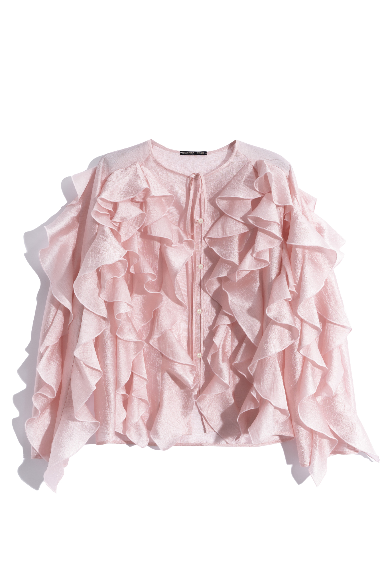 Блуза из тонкой вискозы. Модель свободного силуэта с объемными рукавами и V-образным вырезом, фиксирующимся завязками. Изделие декорировано воланами. Застежка на пуговицы.