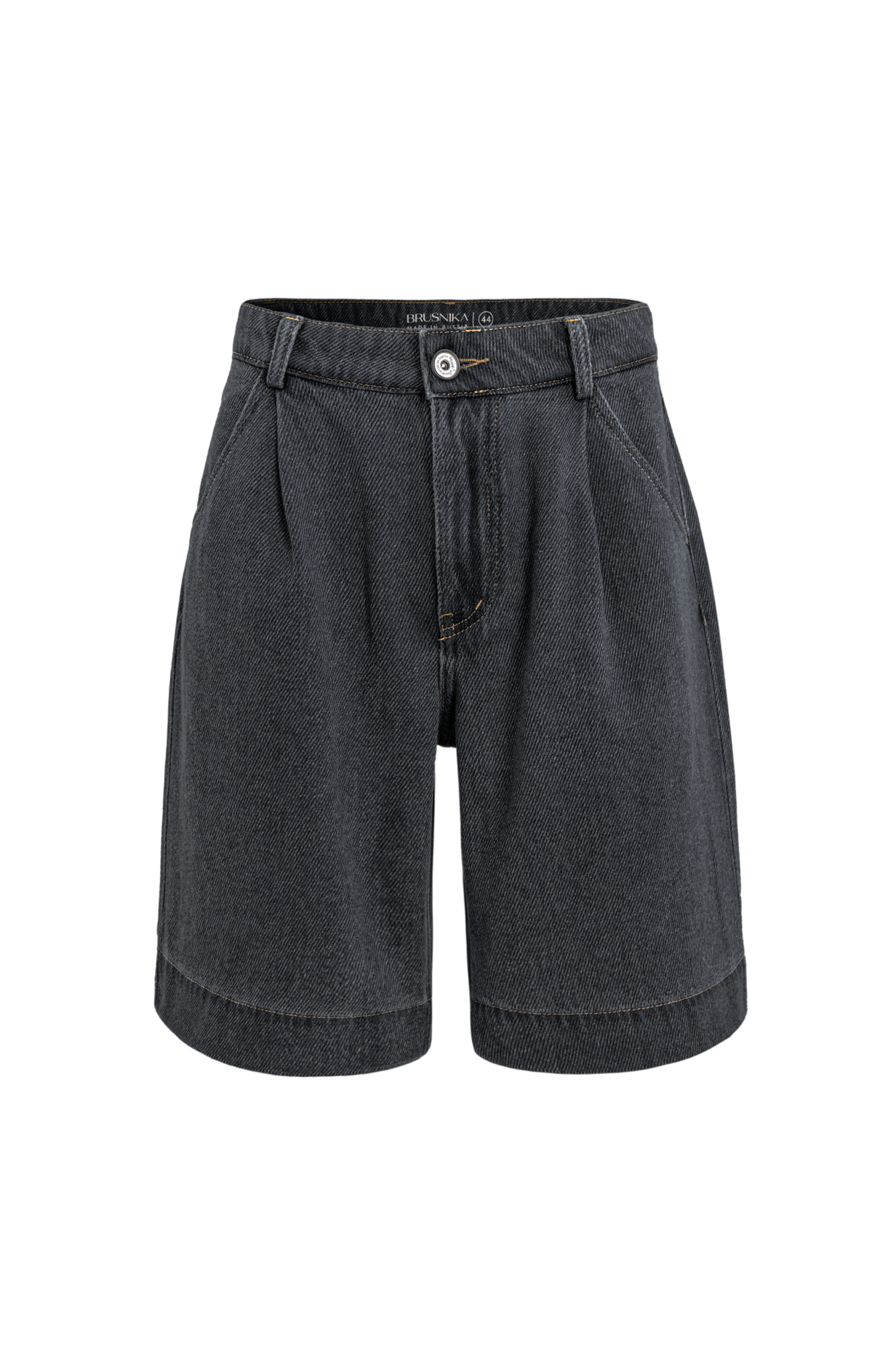 Джинсовые шорты из 100% хлопка с текстурой в диагональный рубчик. Модель прямого кроя с защипами, шлевками на поясе для ремня и застежкой на молнию и пуговицу. 4 кармана.