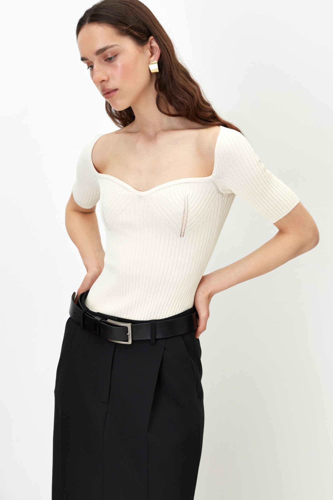 Трикотажный удлиненный топ из вискозы. Модель с вывязанным декольте и короткими рукавами.