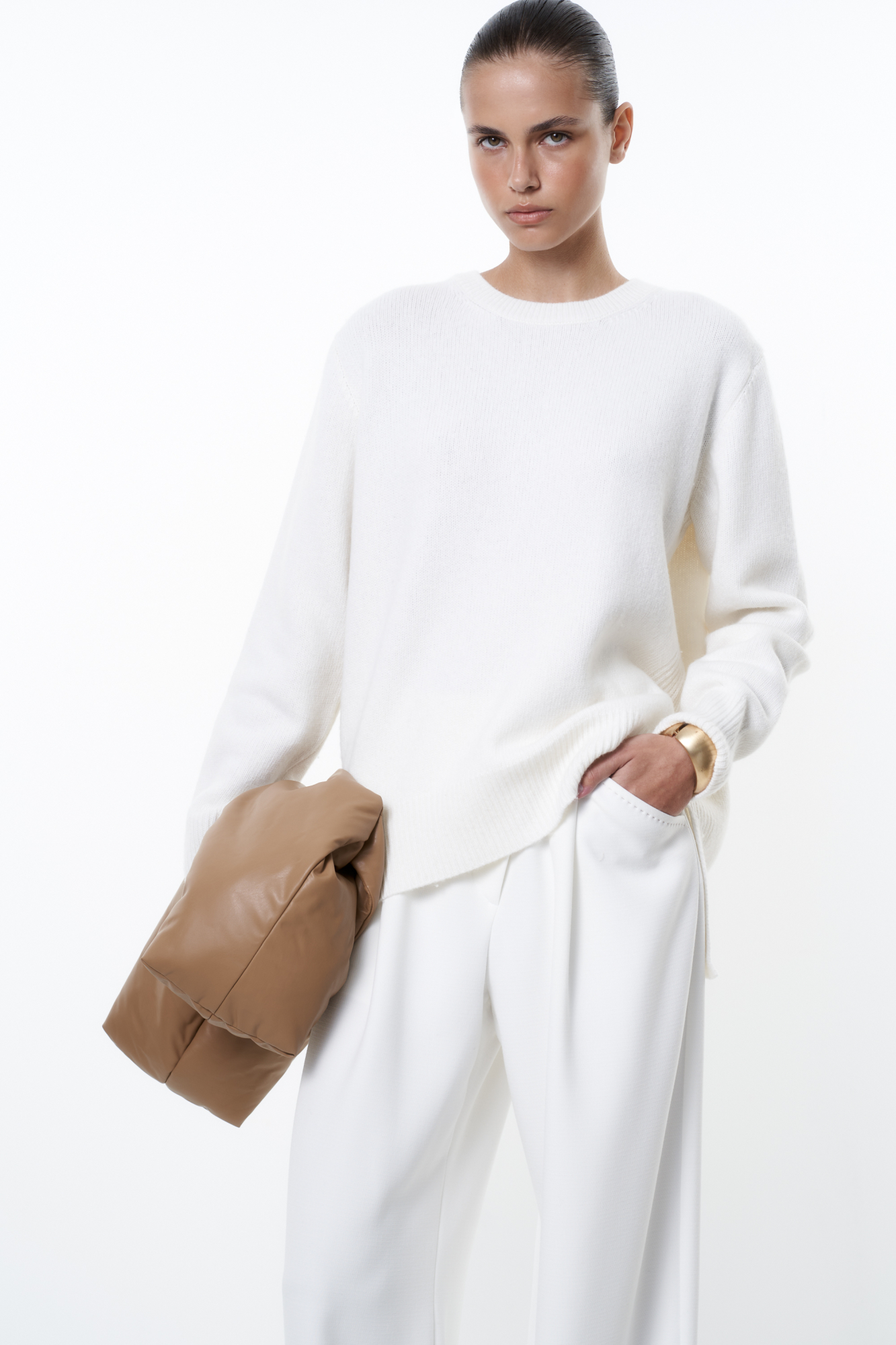 Трикотажный джемпер из кашемира и шерсти. Модель свободного силуэта с удлиненной спинкой и разрезами по бокам. Манжеты рукавов и низ изделия выполнены в рубчик.