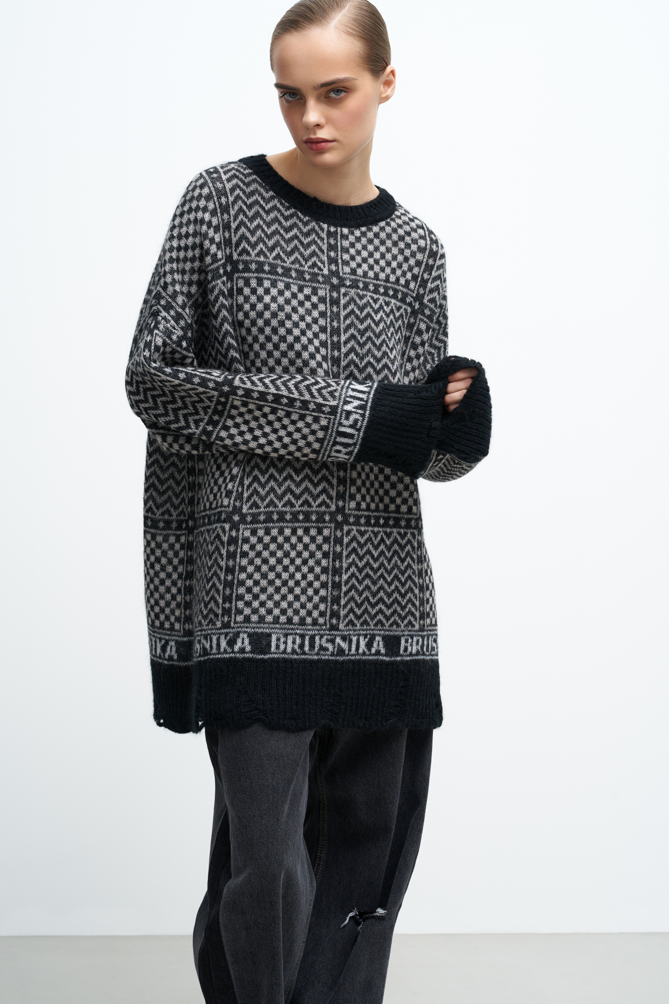 Трикотажный джемпер с жаккардовым узором "Шахматная доска". Модель свободного силуэта, выполнена из шерсти с добавлением мохера, со спущенным плечом и необработанным низом.