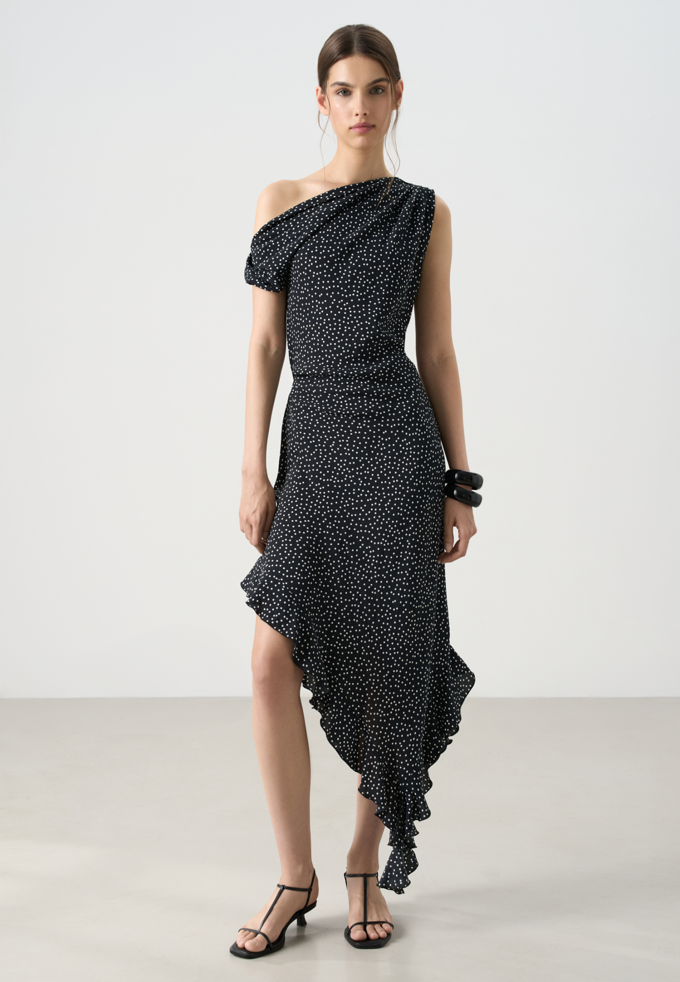 Платье с принтом из 100% креповой вискозы длины миди. Модель прямого силуэта, без рукавов, на широких бретельках с перекрутом, асимметричной юбкой, оборками и драпировкой на талии.