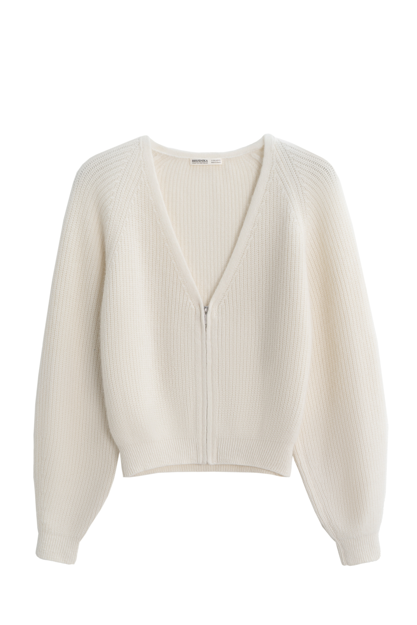 Укороченный кардиган на молнии с V-образным вырезом. Содержание в пряже 40% натурального пуха лисы делает изделие теплым, мягким и в тоже время очень легким.