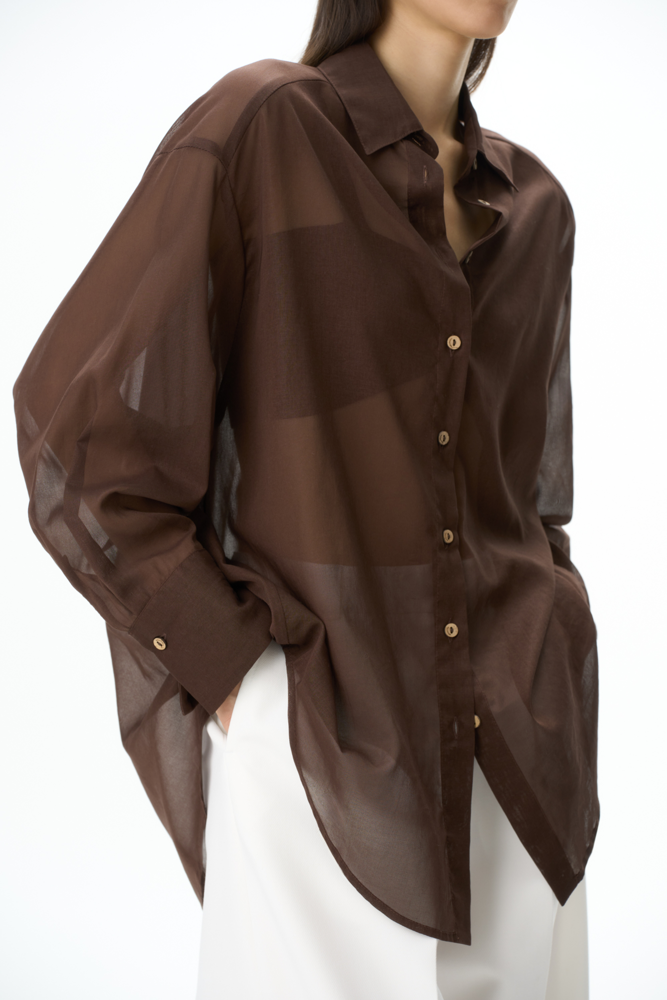 Классическая рубашка из тонкого хлопка. Отложной воротник, длинные рукава с манжетами на пуговицах и закругленный нижний край. Застежка на пуговицы.