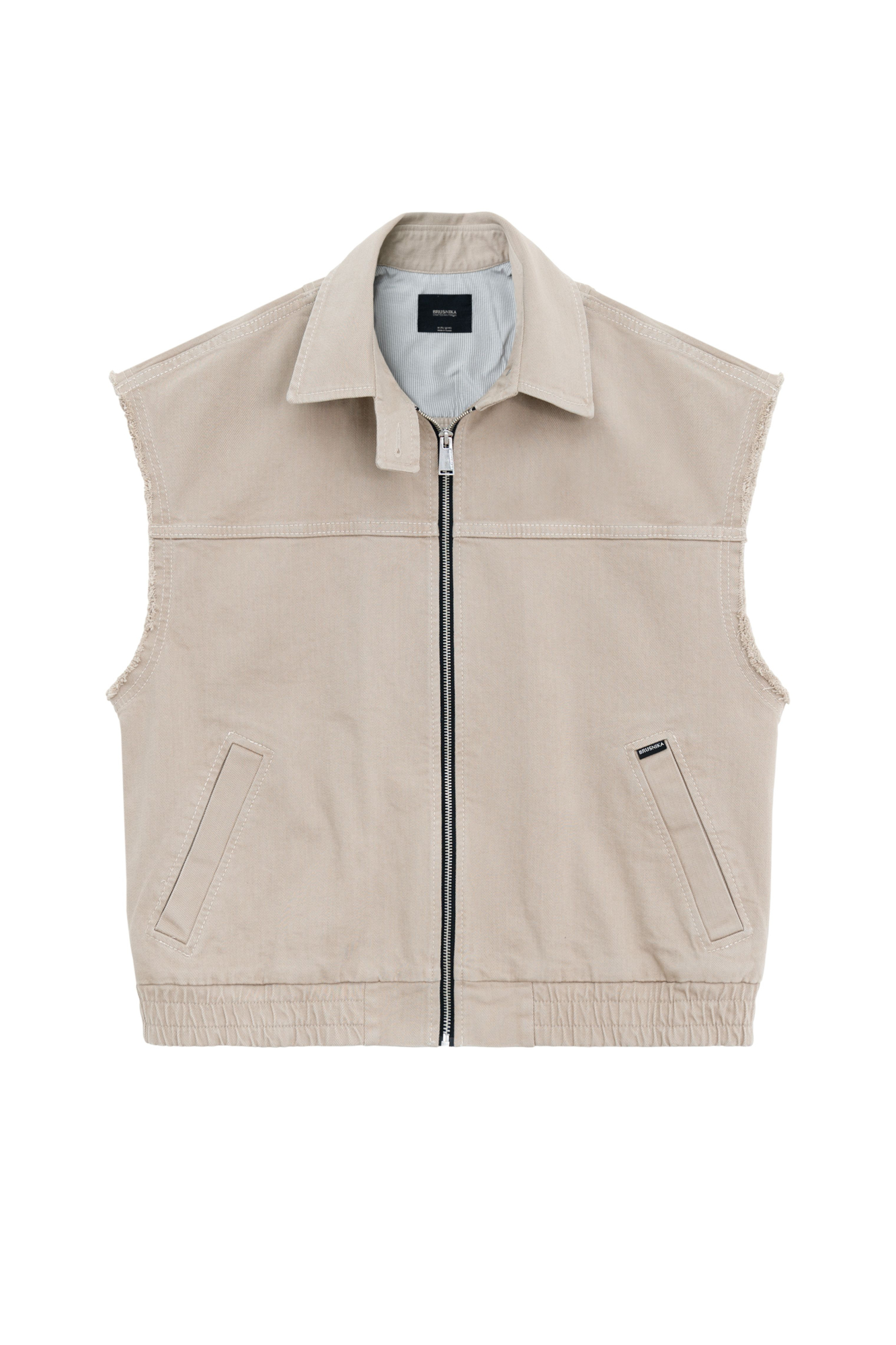 Жилет из денима с необработанными краями. Модель свободного силуэта с боковыми карманами и брендированным ярлыком. Застежка на молнию. Дополнить образ можно джинсами в таком же стиле.