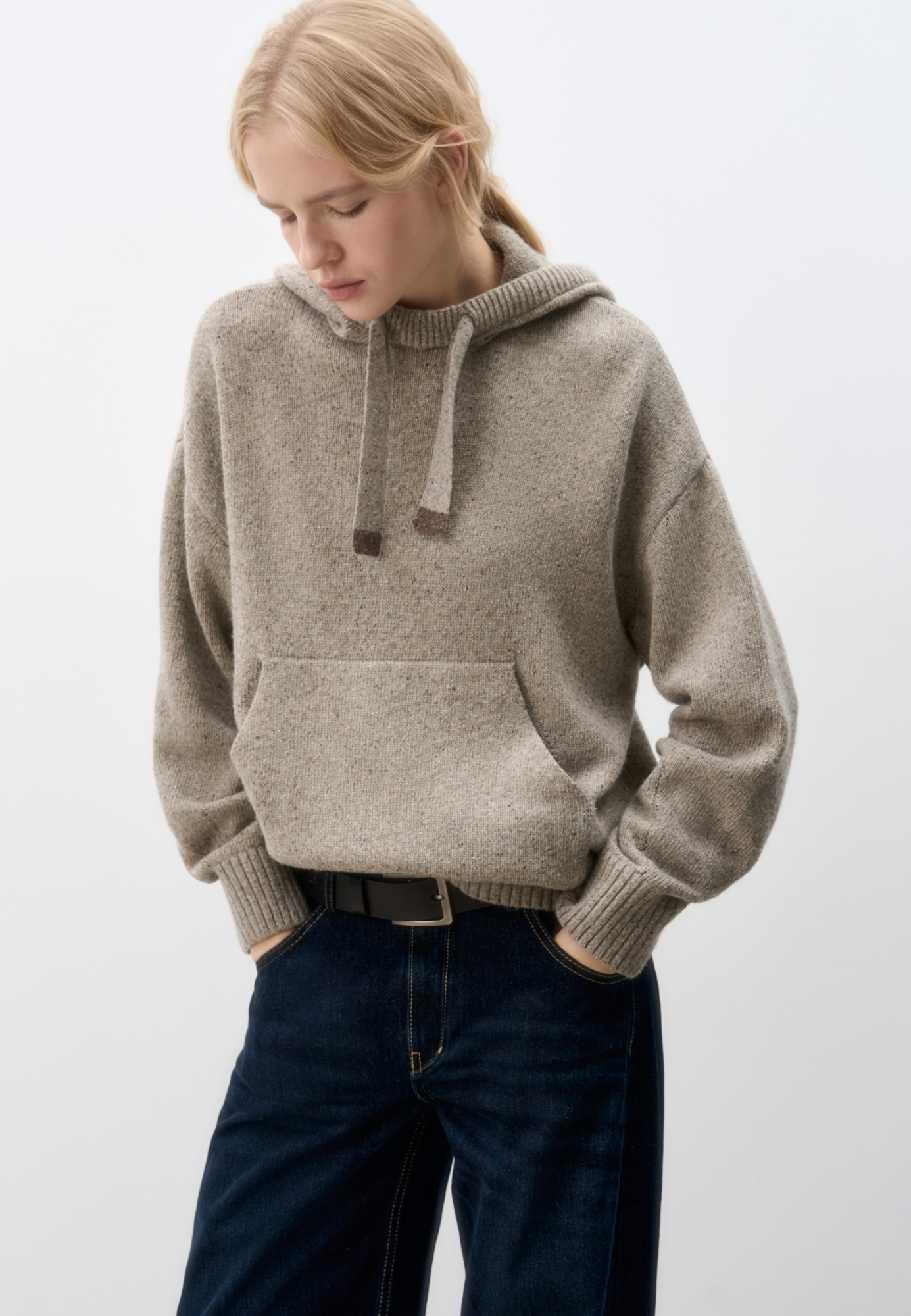 Трикотажное худи с капюшоном с добавлением шелка. Модель свободного силуэта, со спущенной линией плеч, длинными рукавами, широким капюшоном на кулиске и карманом-кенгуру. Края изделия выполнены в широкий рубчик.