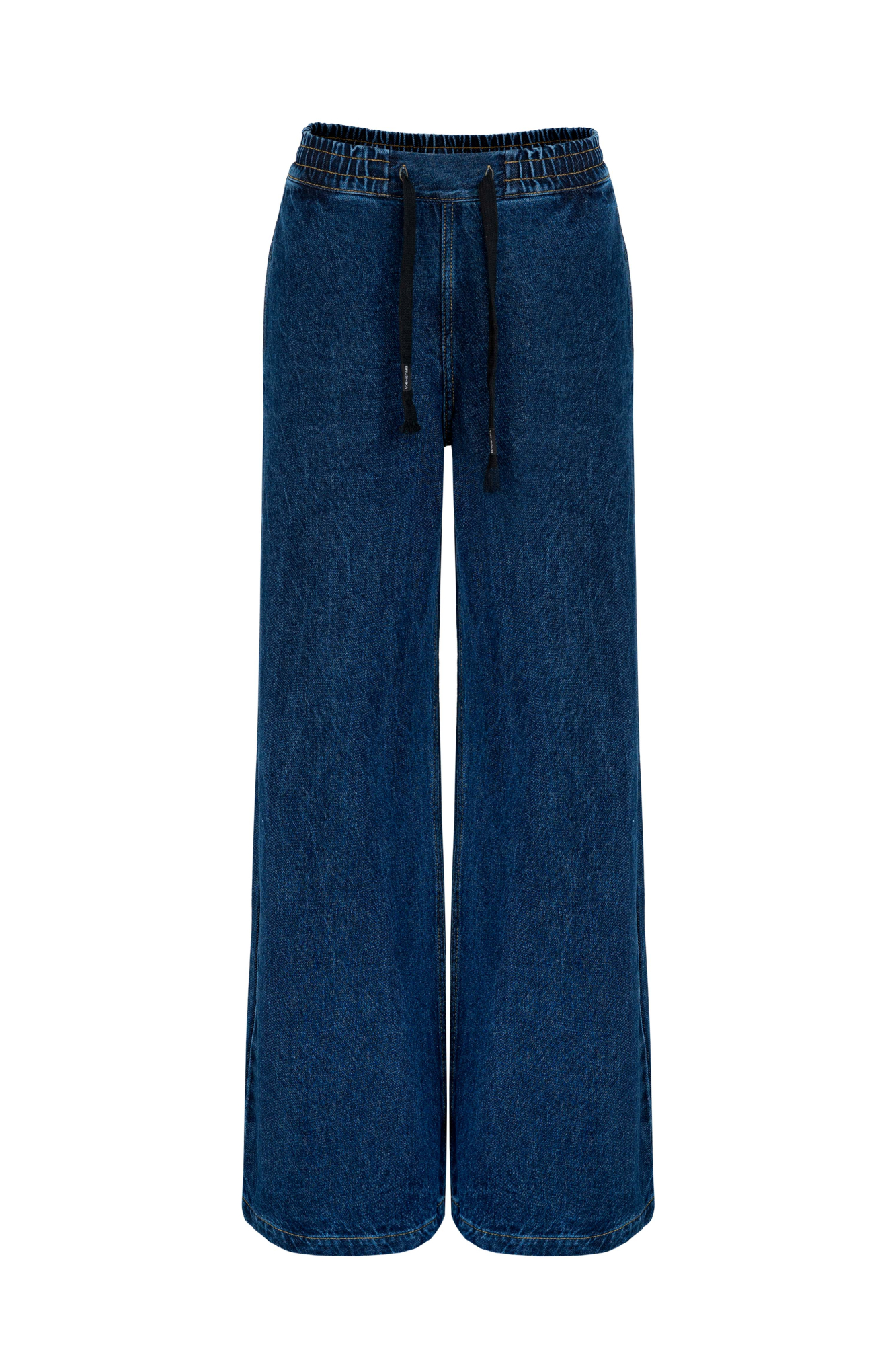 Джинсы из 100% хлопка с эластичным поясом на кулиске. Модель со средней посадкой и боковыми карманами. Ширину манжета штанины можно регулировать с помощью фиксирующейся кулиски.