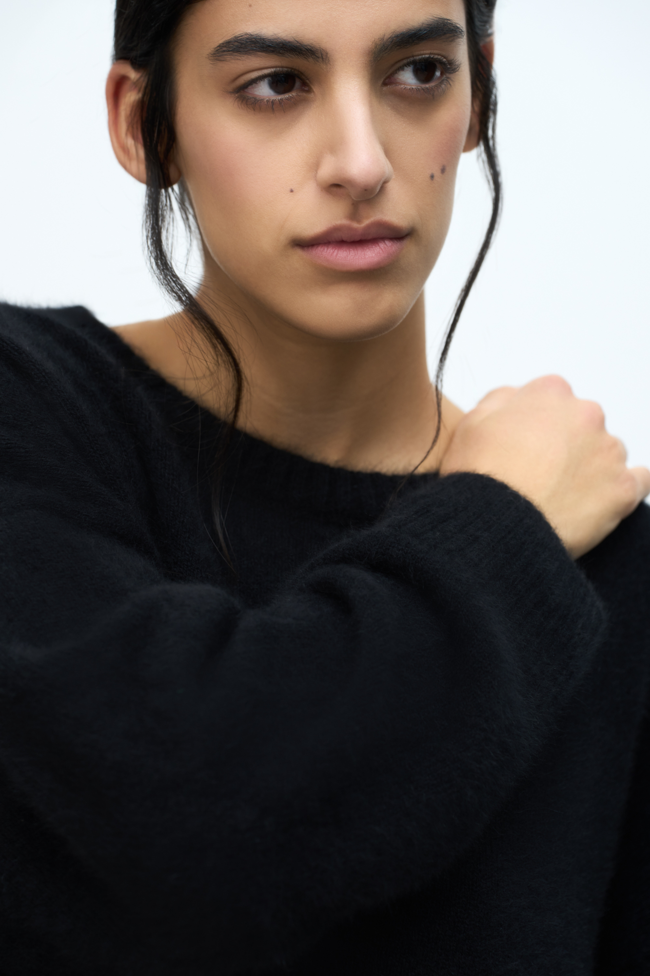 Трикотажный джемпер из пуха лисы и шелка. Модель свободного силуэта со спущенной линией плеч и круглым вырезом горловины. Края изделия выполнены в рубчик.