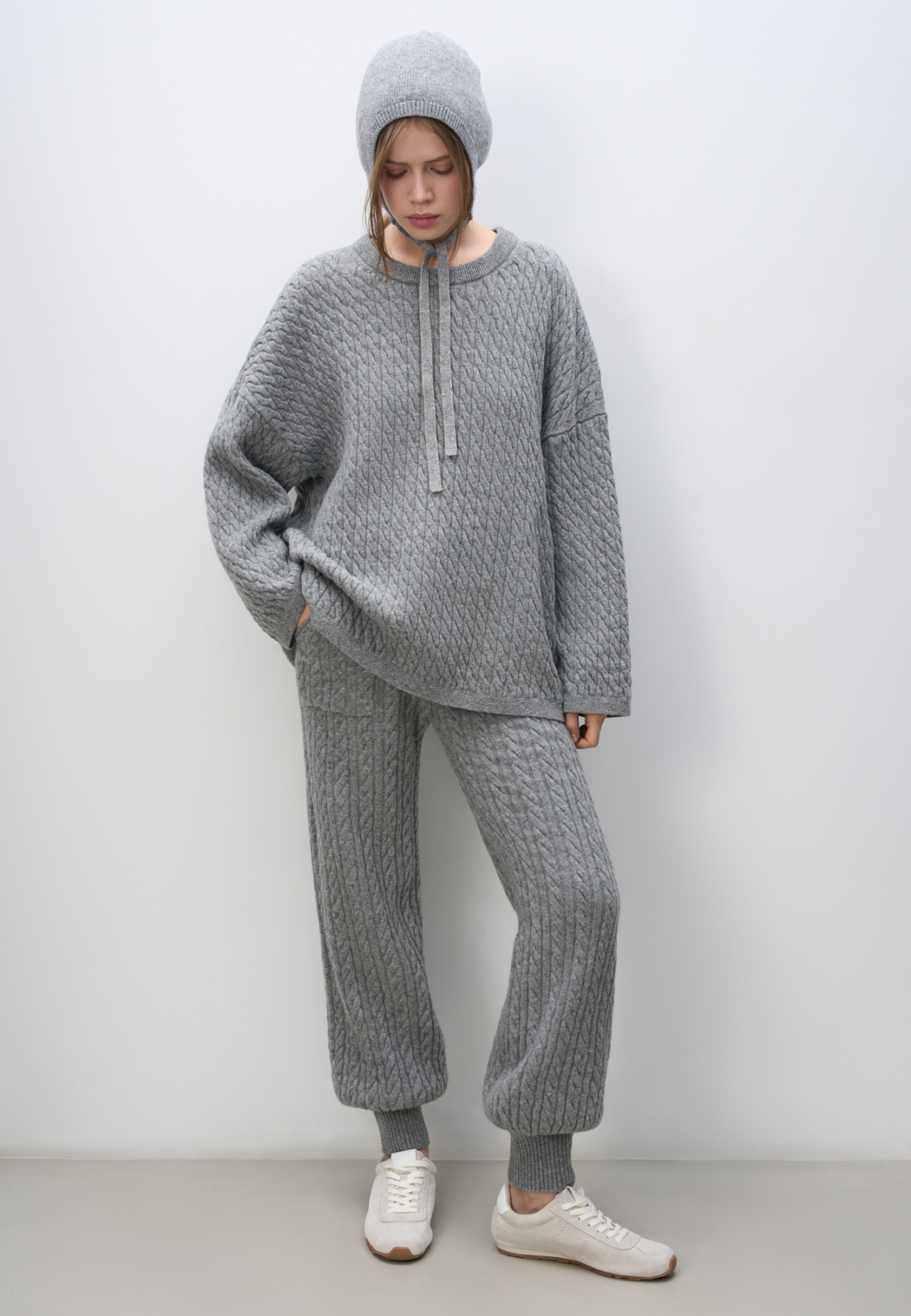 Трикотажные брюки с объемными косами из 100% шерсти мериноса экстрафайн. Модель на эластичной резинке и глубокими боковыми карманами. 