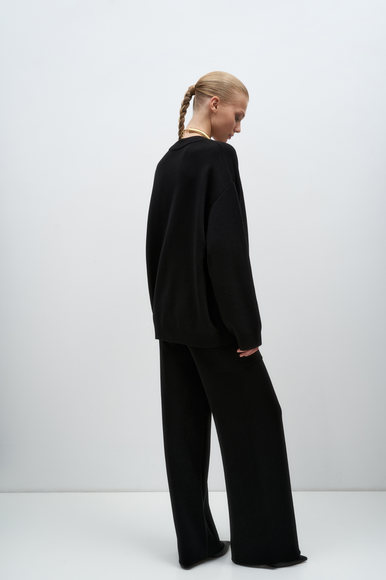 Трикотажные брюки в основе из шерсти мериноса. Модель свободного силуэта со стрелками, боковыми карманами и эластичным поясом. Дополнить образ можно комплектными жилетом и бомбером.