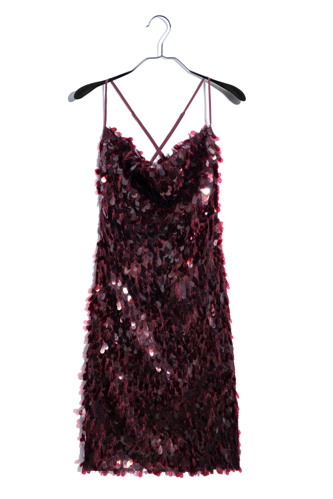 Вечернее платье-футляр длины миди, декорированное пайетками и бахромой. Модель по фигуре на тонких регулируемых бретельках. 