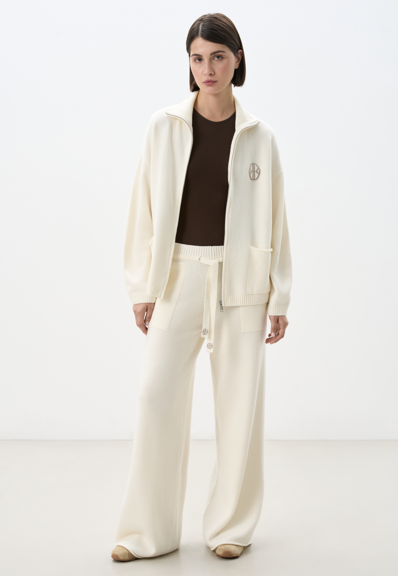 Трикотажные брюки из кашемира и шерсти. Модель прямого силуэта с накладными карманами и эластичным поясом в рубчик на кулиске. Дополнить образ можно бомбером. 