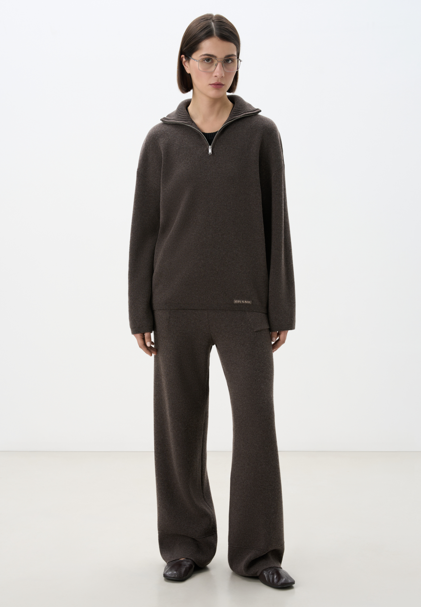 Трикотажные брюки из кашемира, шерсти и вискозы. Модель свободного силуэта со средней посадкой, широким эластичным поясом в рубчик и большими накладными карманами.