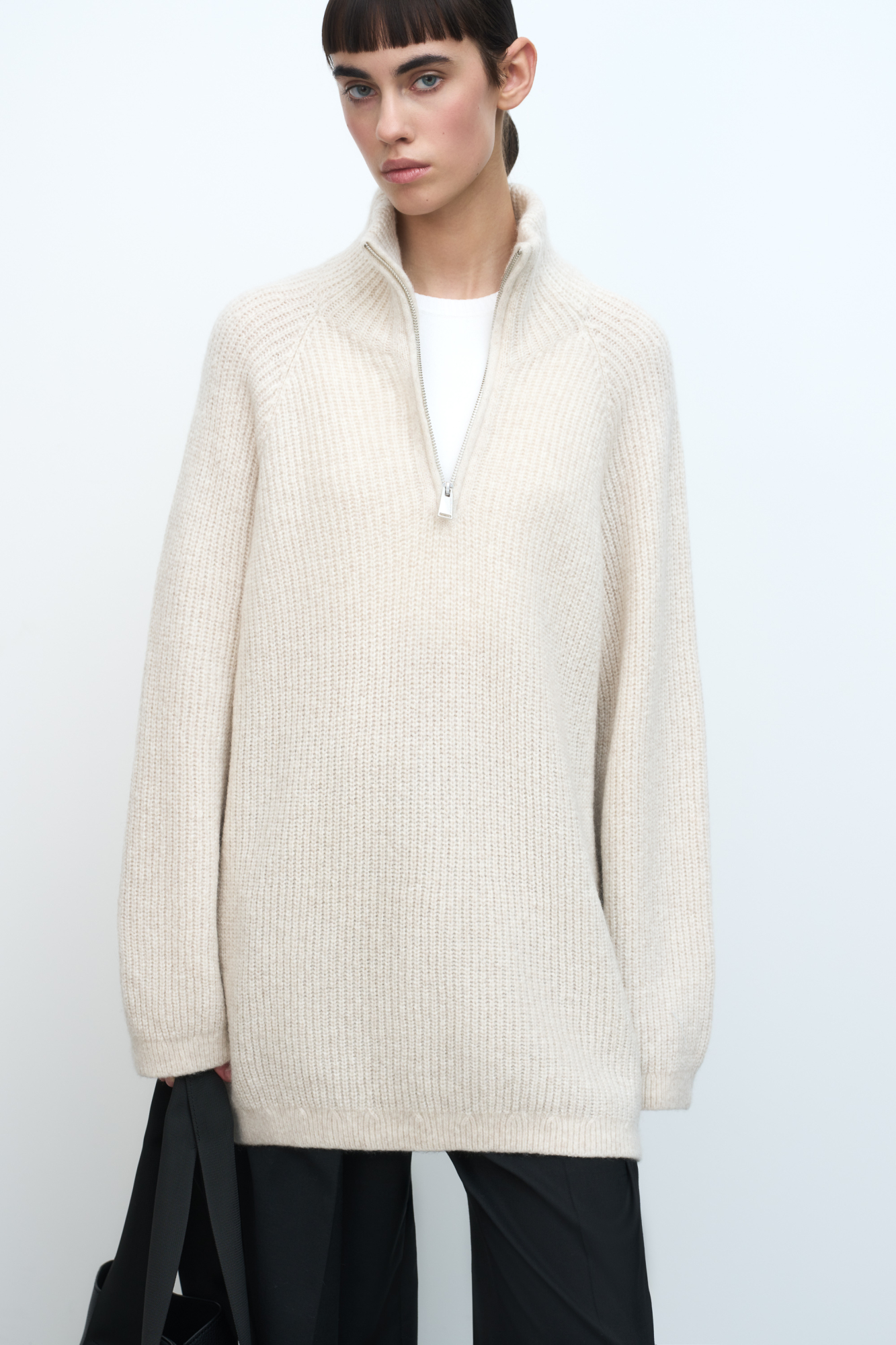 Удлиненный джемпер из мягкой шерсти мериноса экстрафайн. Модель свободного силуэта с высоким воротом и застежкой на молнию.