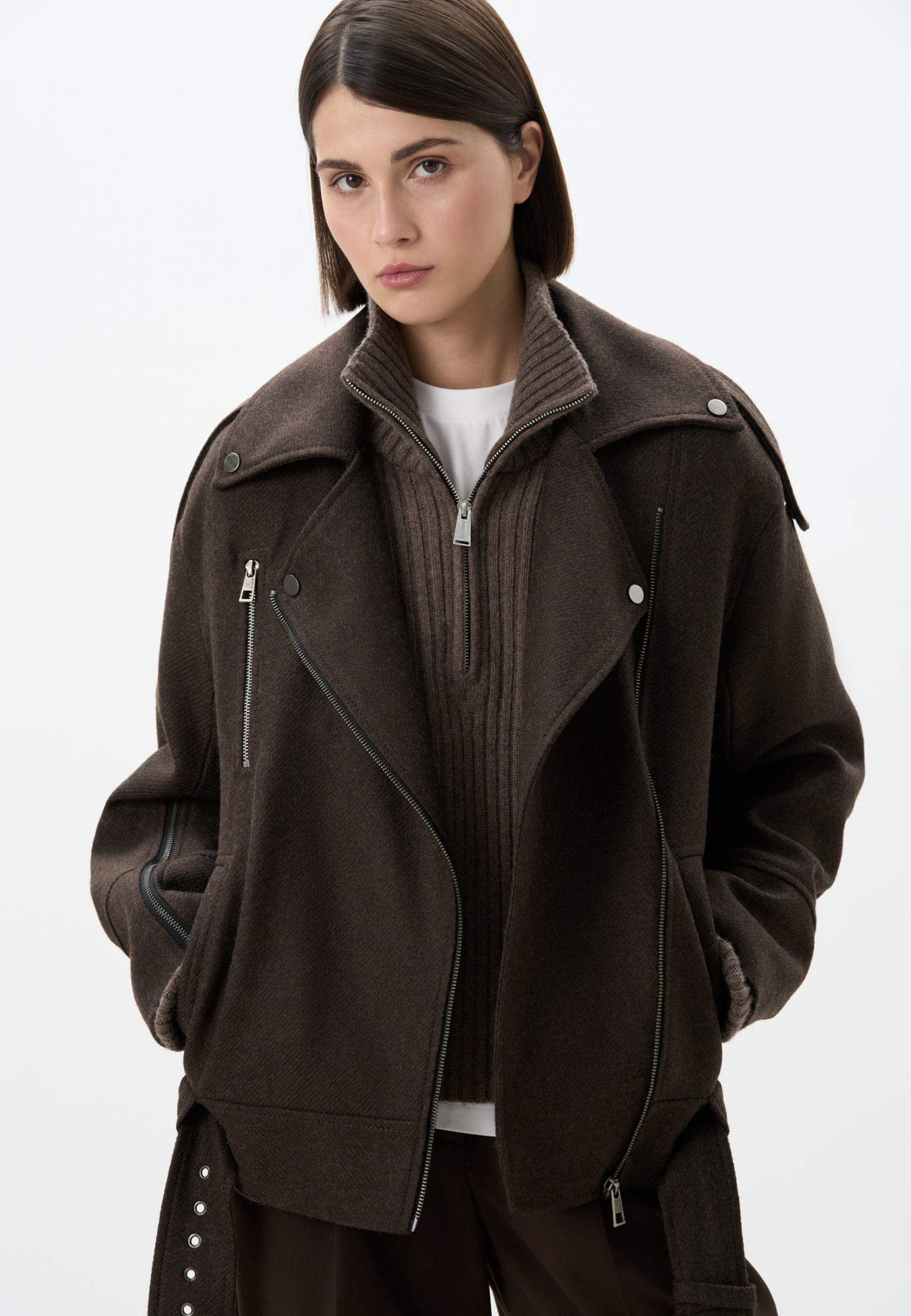 Жакет-косуха из шерсти. Модель свободного силуэта со спущенной линией плеч и косой застежкой. Изделие декорировано эполетами на плечах, широким поясом с пряжкой на талии, боковыми и нагрудным карманом. Изделие на подкладке.