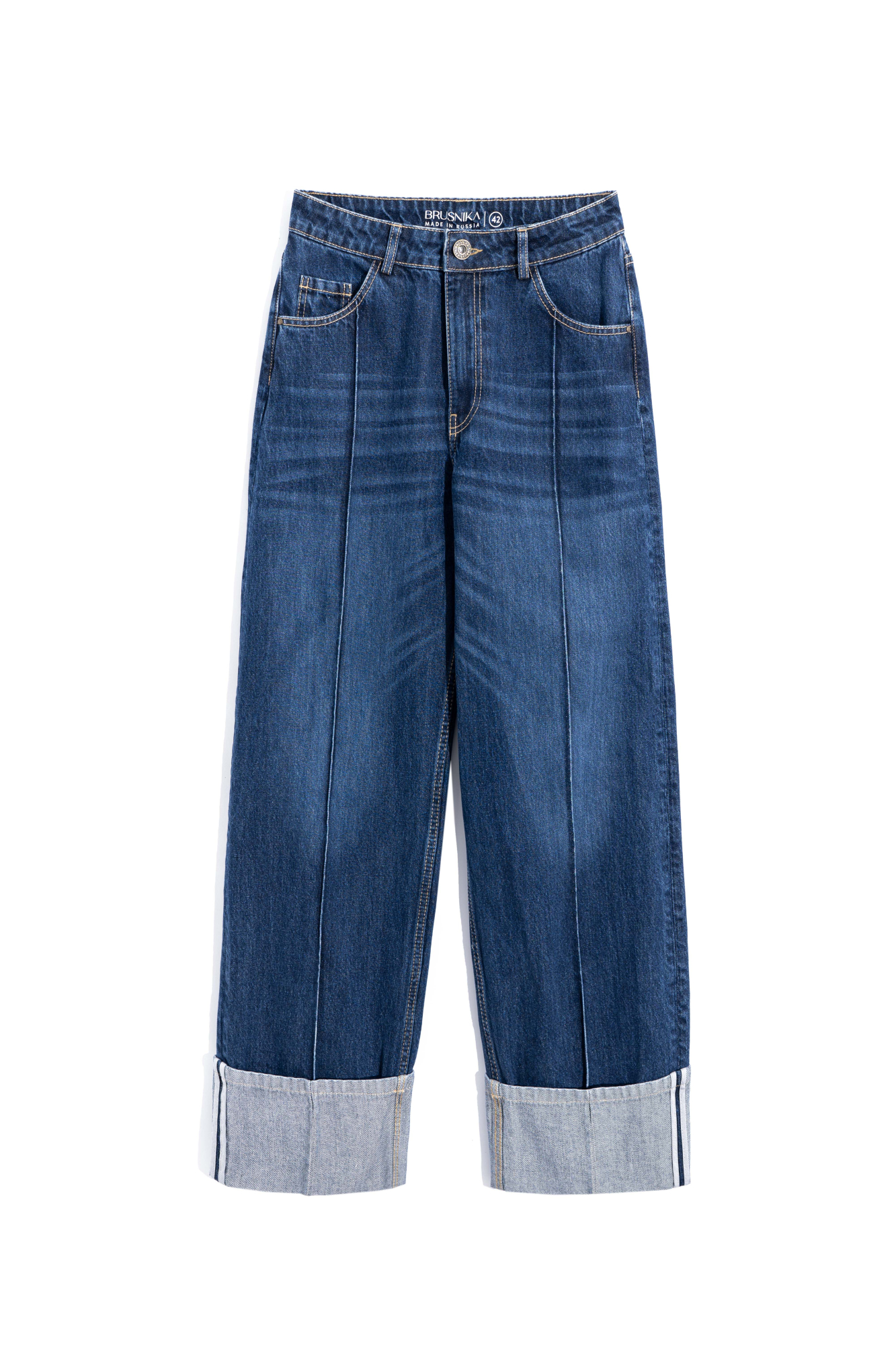 Джинсы relaxed fit из 100% хлопка. Модель с пятью карманами, шлевками на поясе для ремня и застежкой на молнию и кнопку. Изделие декорировано высокими подворотами и стрелками.